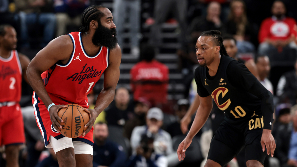 NBA交易市场震荡：哈登交易深度解析，NFL年度奖项预测