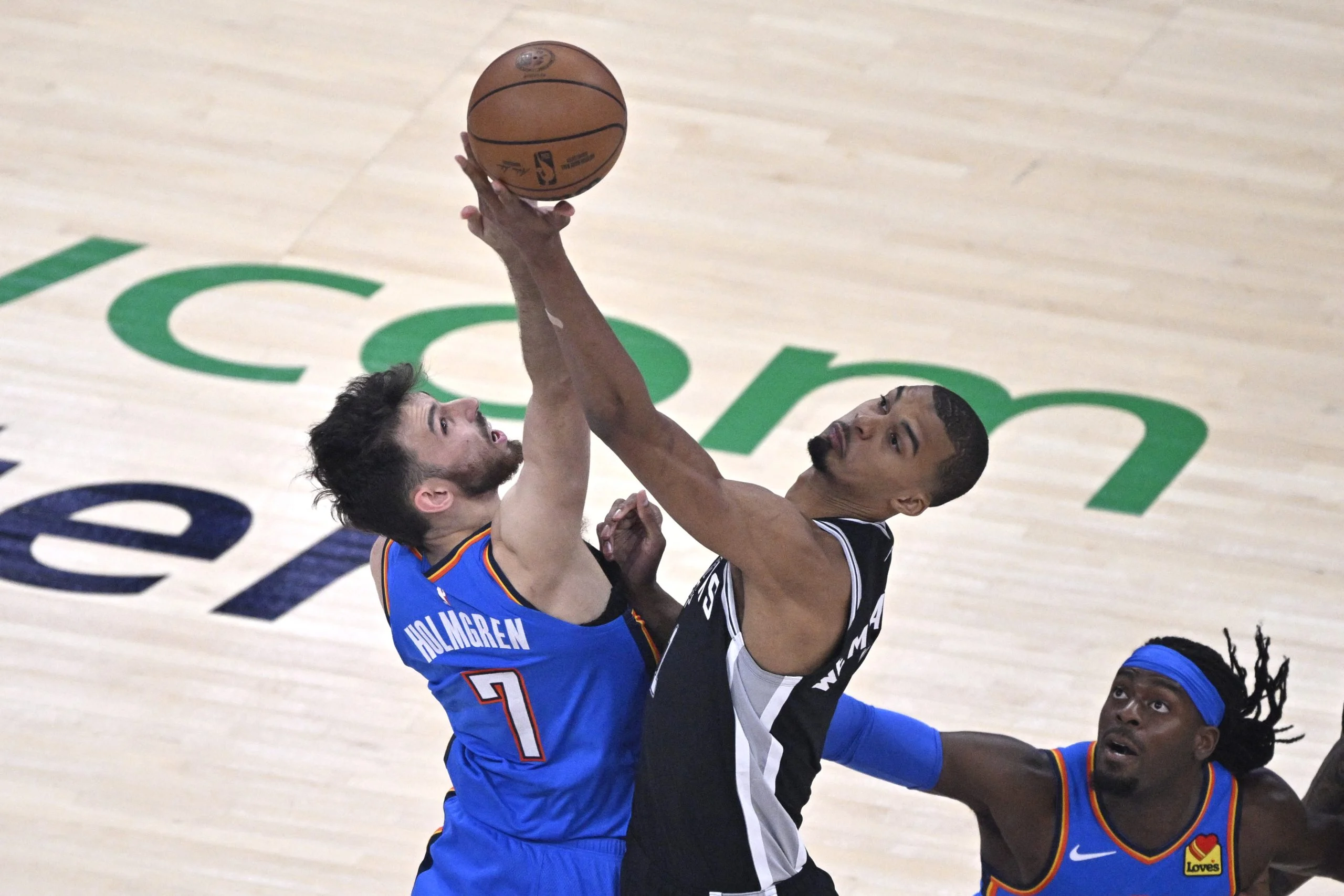 NBA揭幕战:马刺vs雷霆巅峰对决,Wemby与SGA数据盘口深度解析 NBA揭幕战:马刺vs雷霆巅峰对决,Wemby与SGA数据盘口深度解析