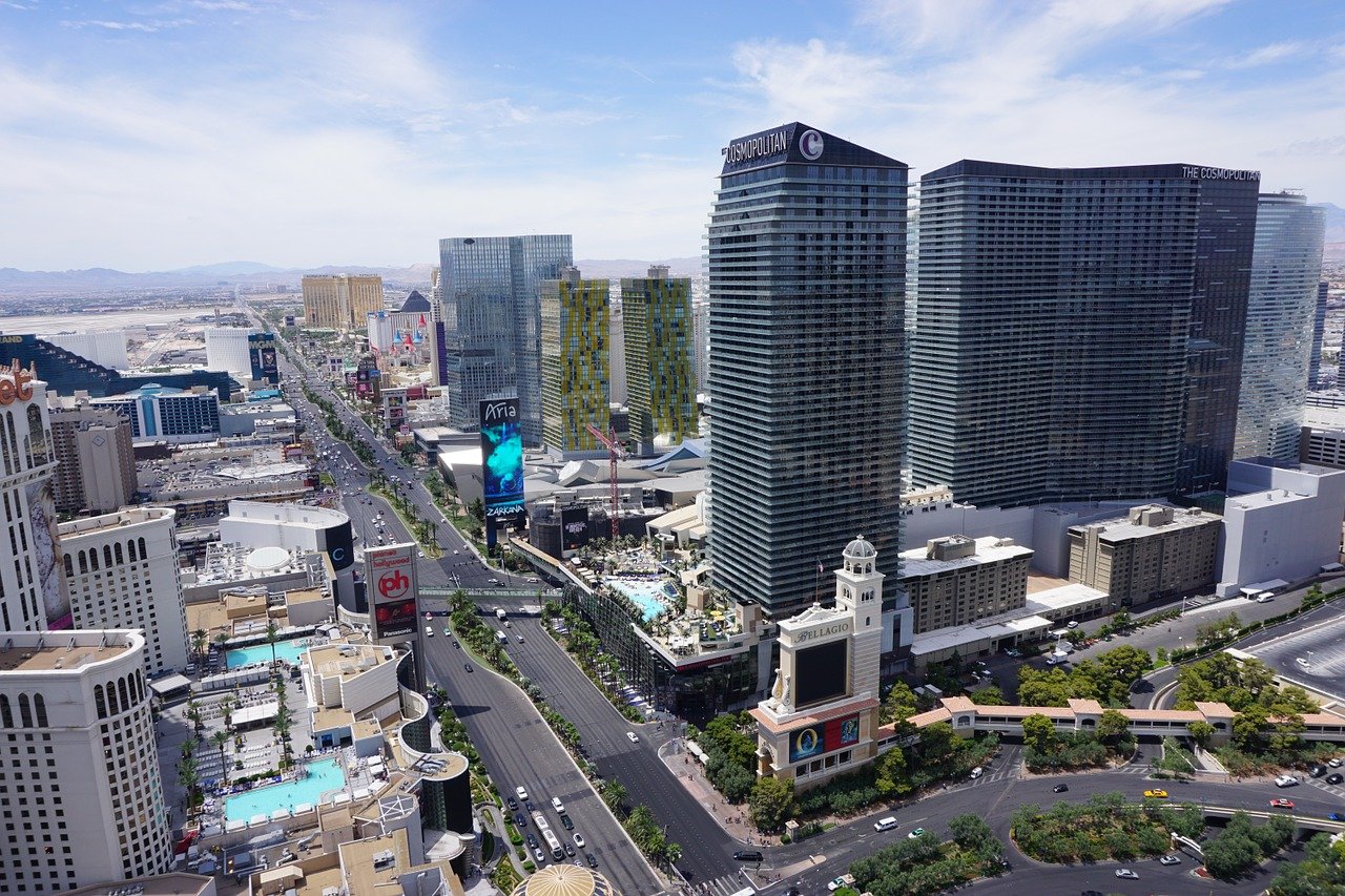 拉斯维加斯2025年游客报告：高端玩家力挽狂澜，体育消费异军突起