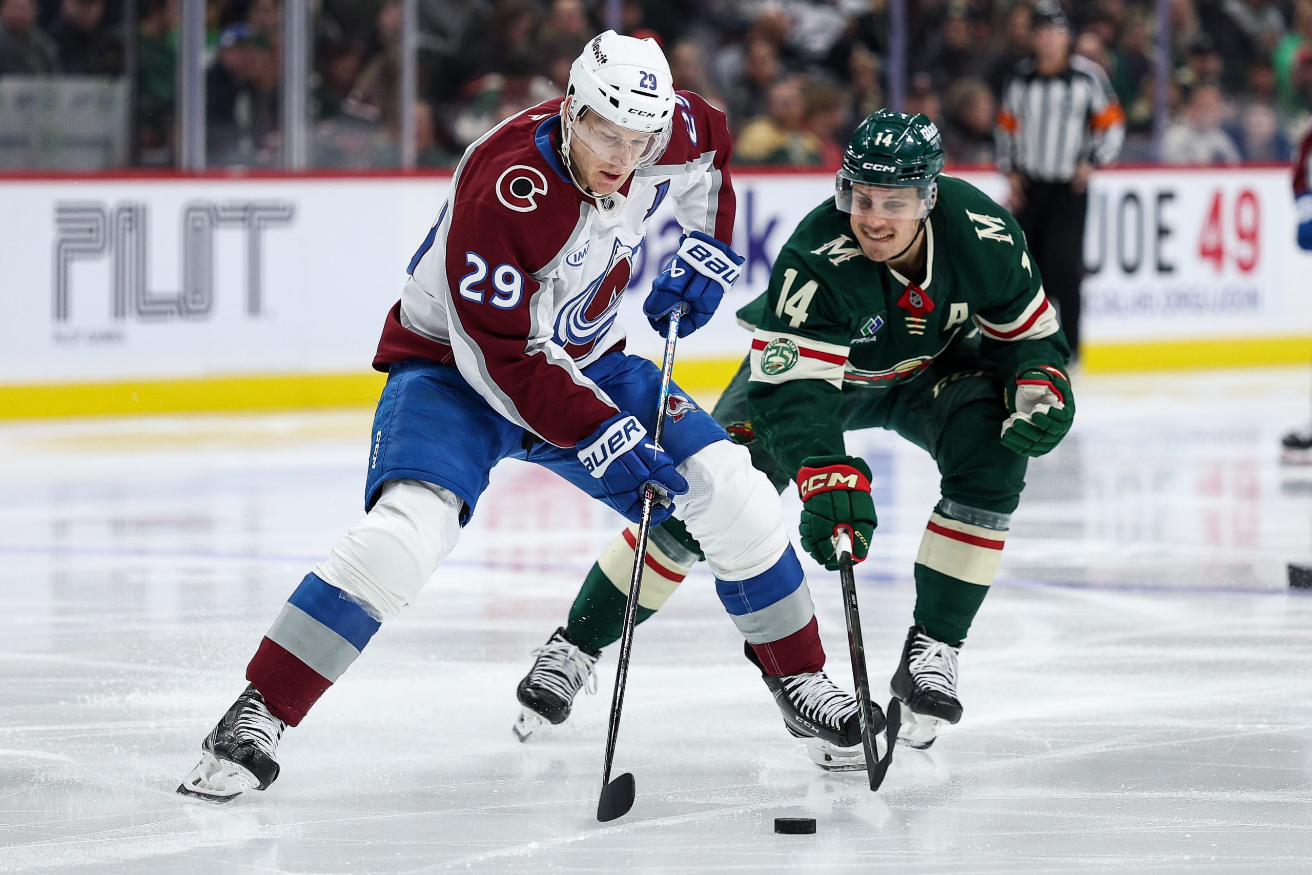 NHL西部半决赛前瞻：雪崩VS狂野，冰球巅峰对决谁主沉浮？
