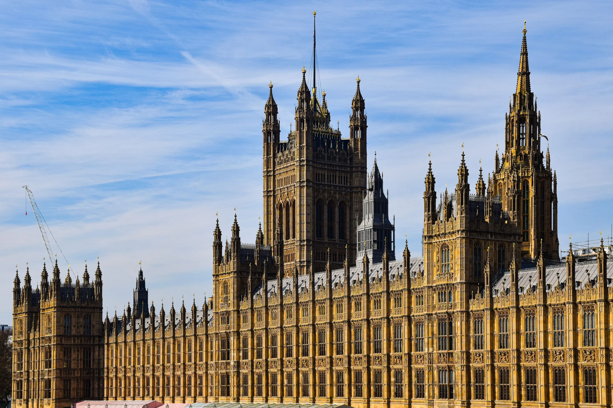 英国大选内幕交易丑闻：前首相幕僚与高官家属认罪，政界震荡