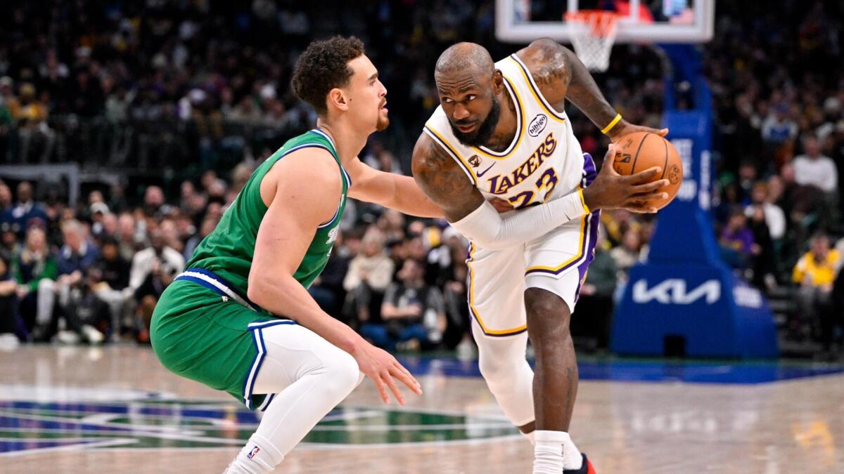 NBA焦点战：湖人主场迎战独行侠，伤病潮下谁能称雄？