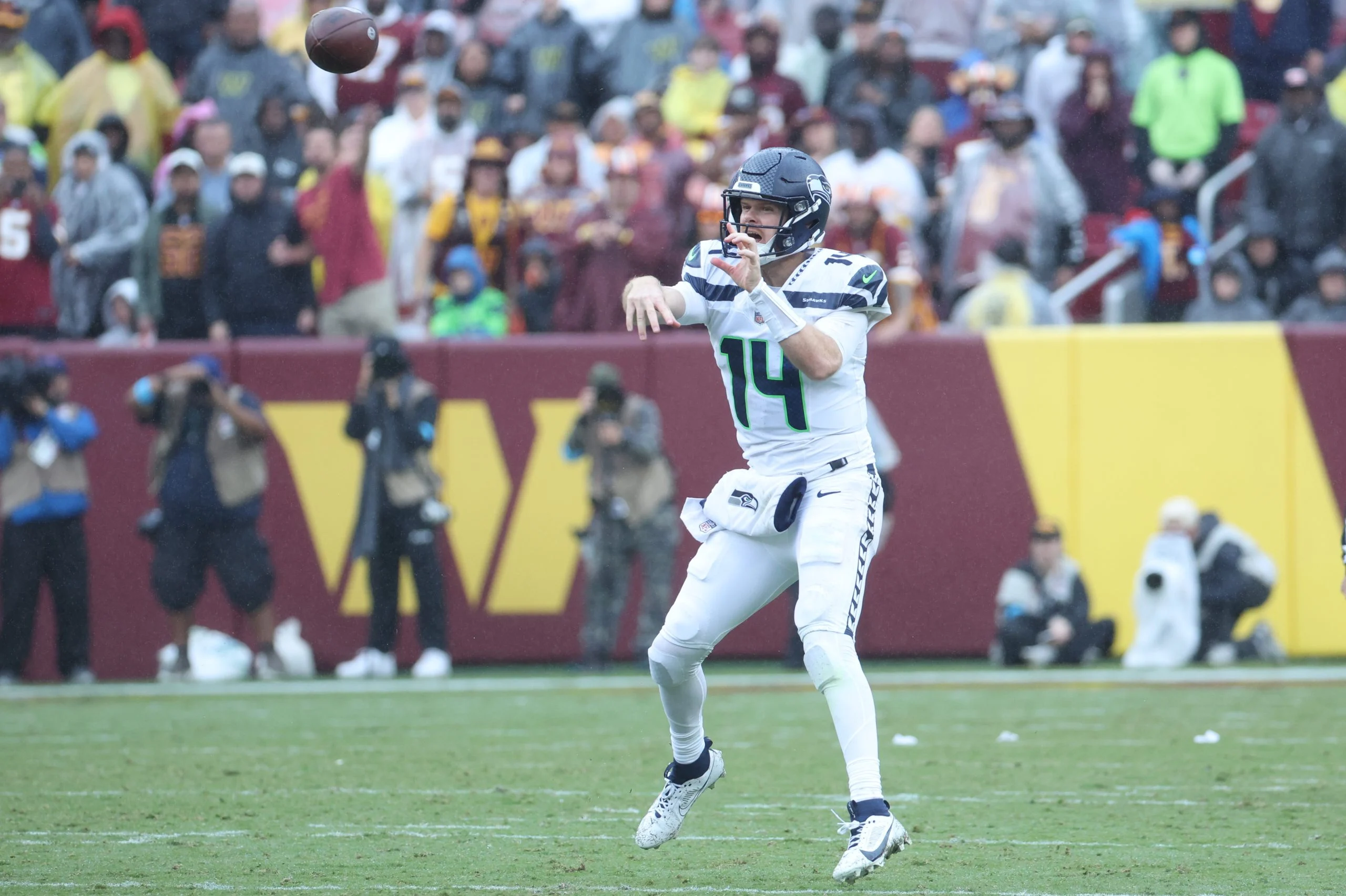2026 NFL第四周：海鹰闪电对决，防守主导下的投注策略