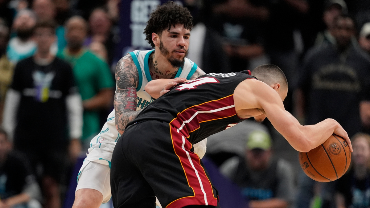 热火季后赛梦碎：阿德巴约伤退引争议，斯波怒批鲍尔犯规