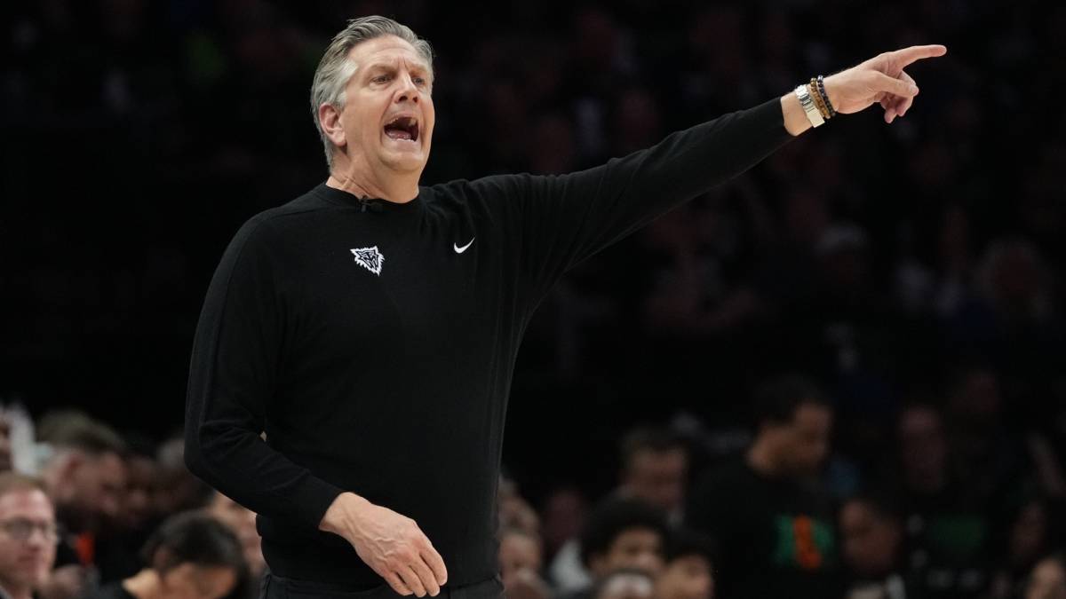 NBA季后赛火药味十足：森林狼主帅怒怼裁判，球员被迫拉架！