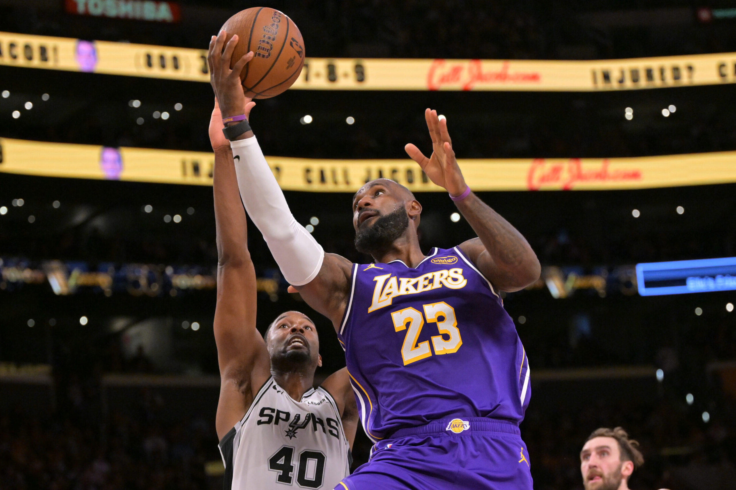NBA焦点战：湖人马刺对决前瞻，詹姆斯文班亚马数据预测与盘口解析