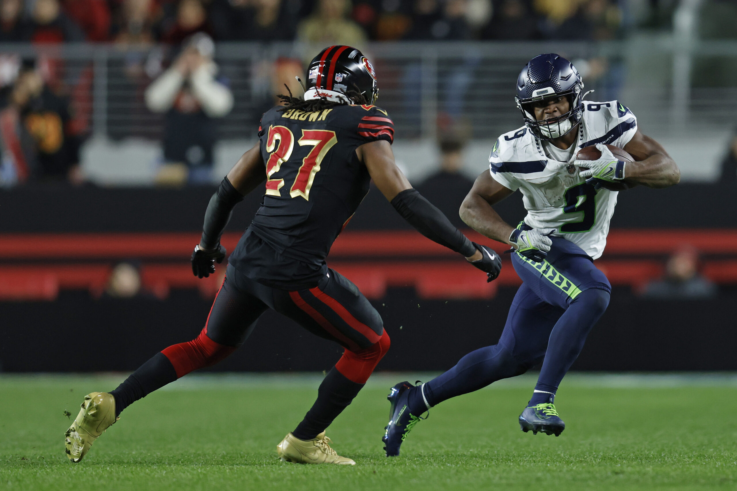 NFL分区赛：AI模型深度剖析，锁定高价值球员得分盘