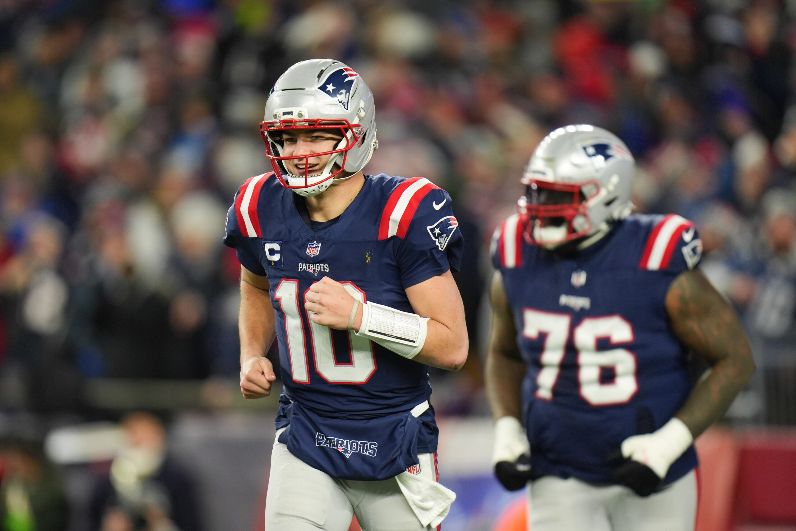 NFL季后赛前瞻：德州人对阵爱国者，伤病潮下谁能突围？