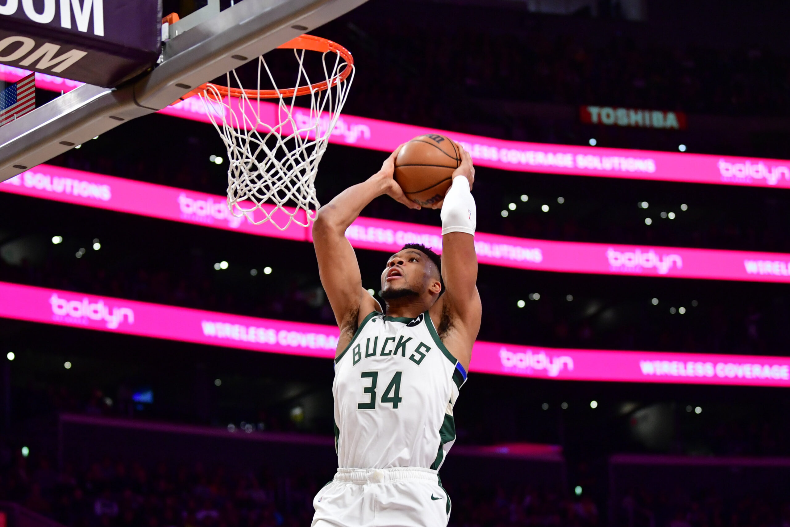NBA MLK日焦点：雄鹿老鹰大战深度分析与球员数据掘金