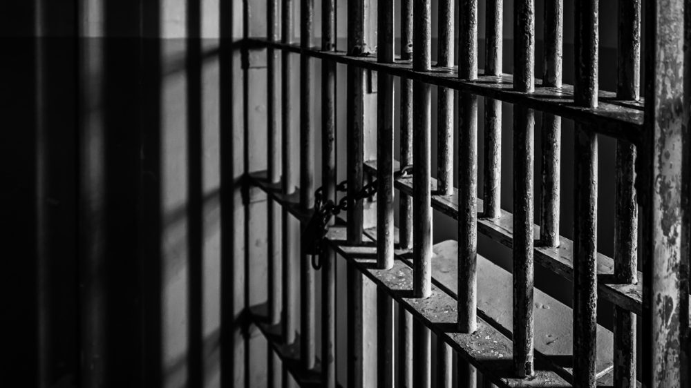 英国狱警驾车赌博酿惨祸：孕妇重伤早产，判刑入狱