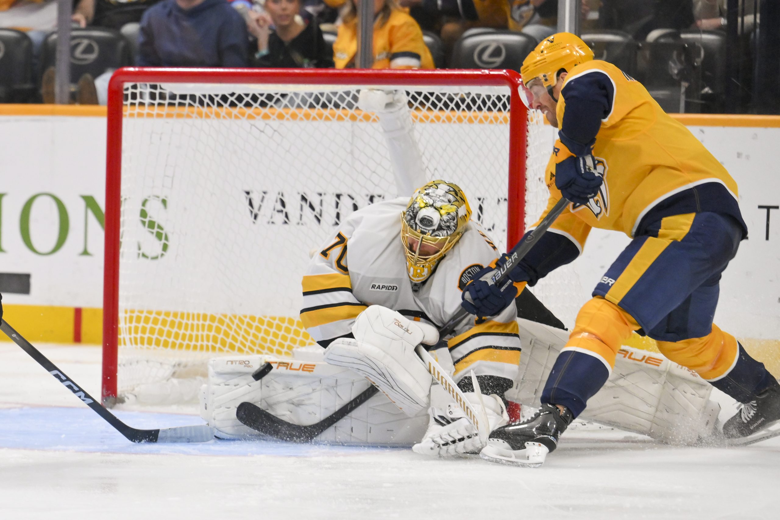 NHL季后赛关键战：波士顿棕熊主场迎战华盛顿首都人，谁能抢占先机？
