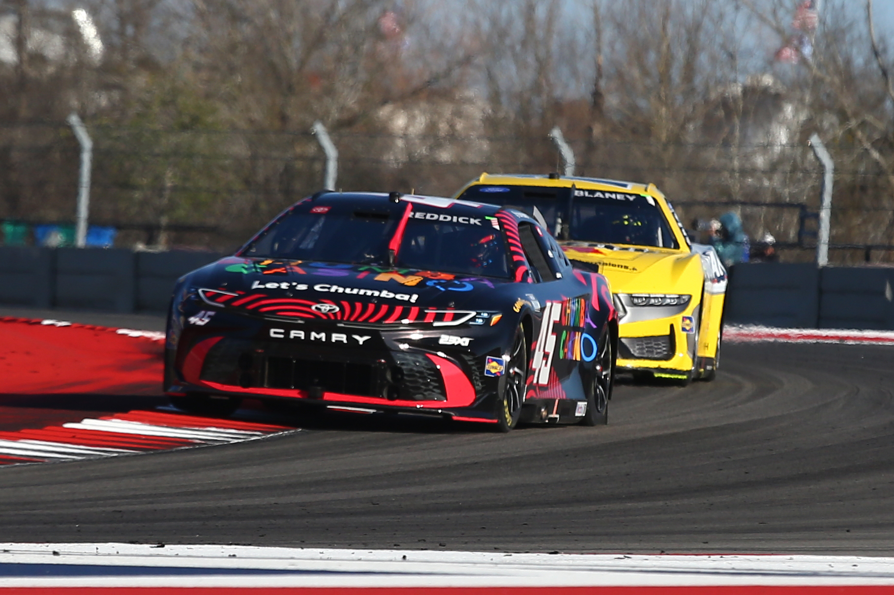 NASCAR凤凰城500：布莱尼领跑，冠军与前十热门深度解析