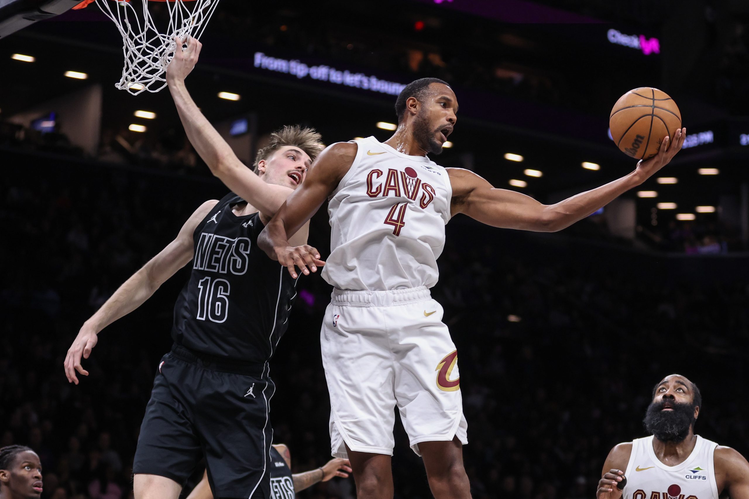 NBA前瞻：骑士客战雄鹿，伤病潮下谁能主宰比赛？