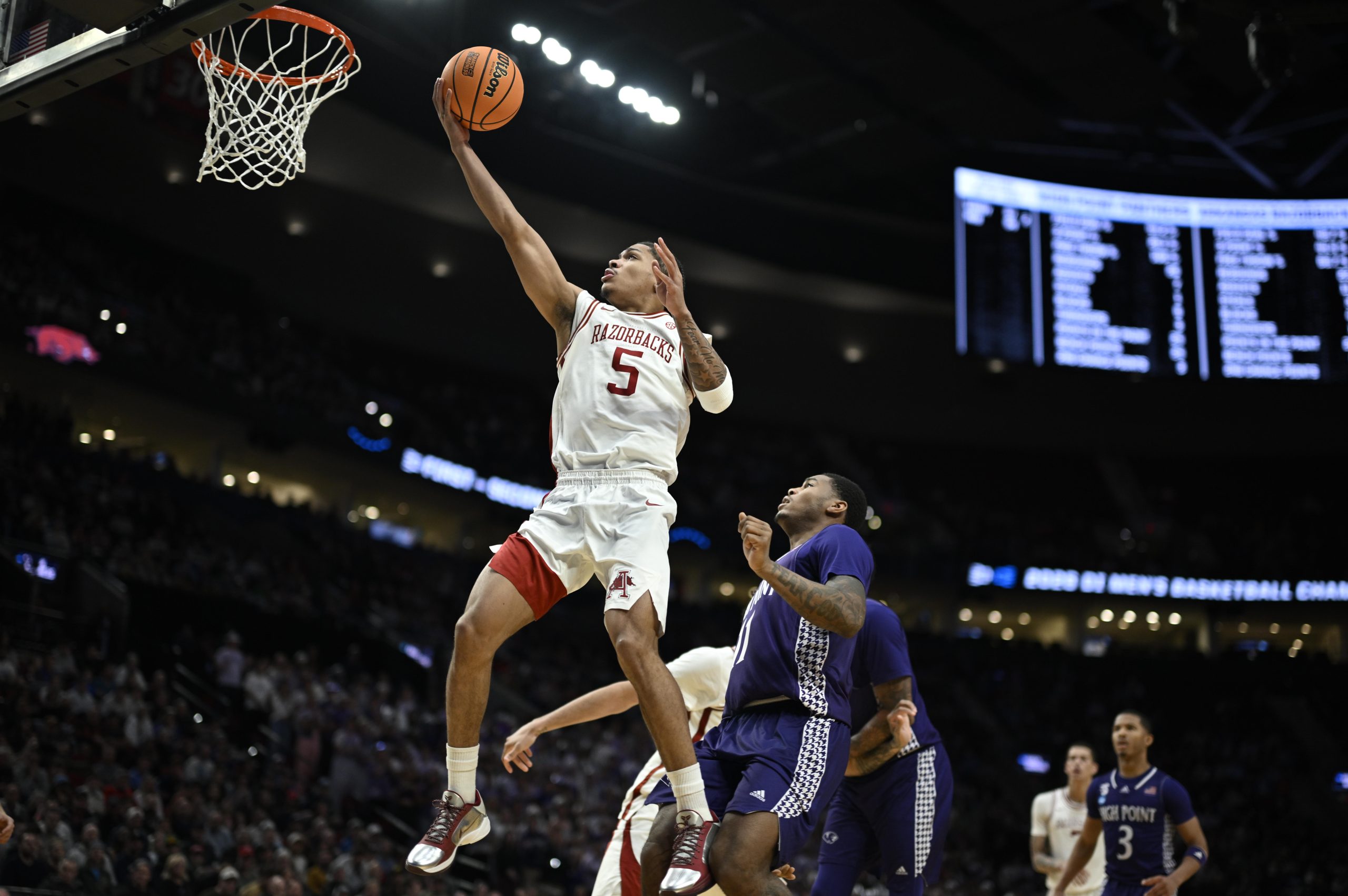 NCAA疯三甜蜜16强西区焦点战：亚利桑那VS阿肯色深度分析