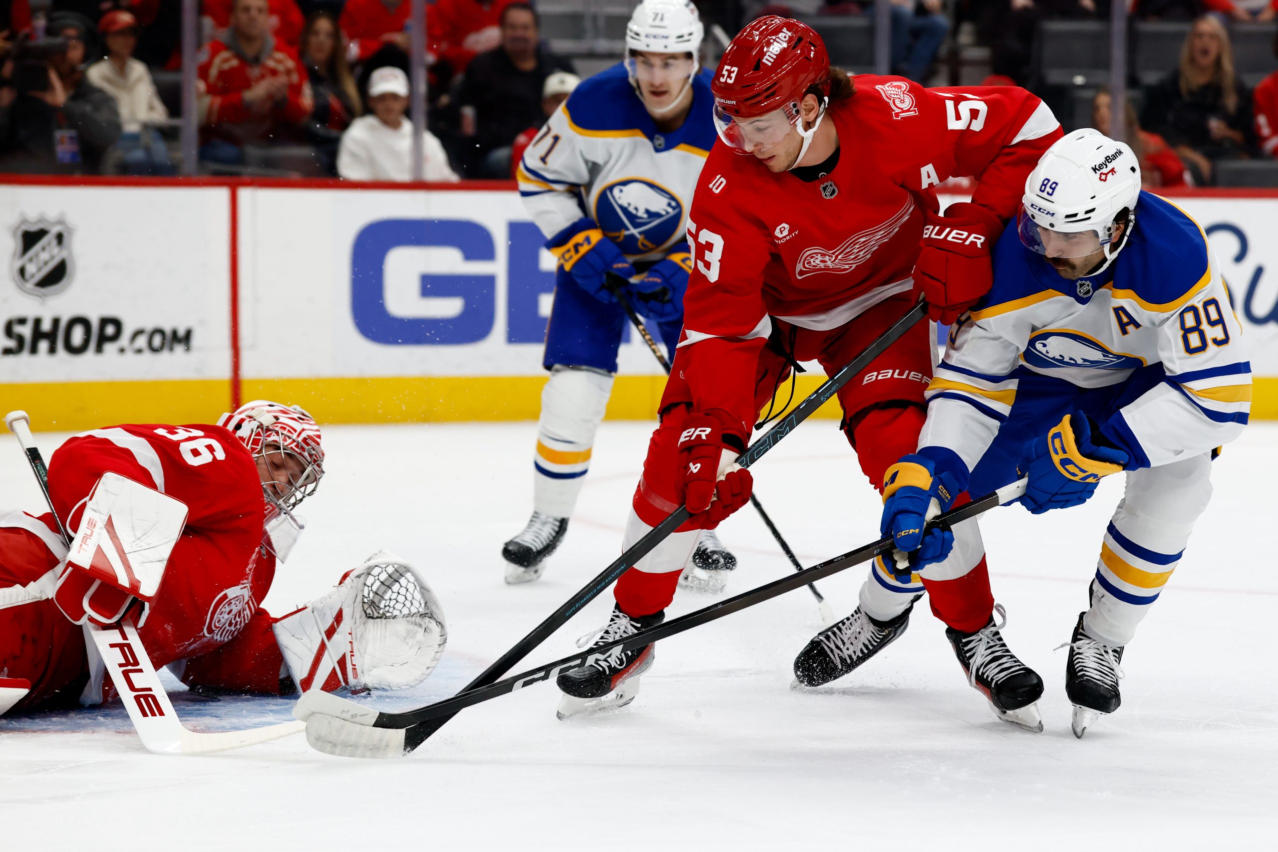 NHL冰球前瞻：底特律红翼vs布法罗军刀，季后赛生死战深度分析