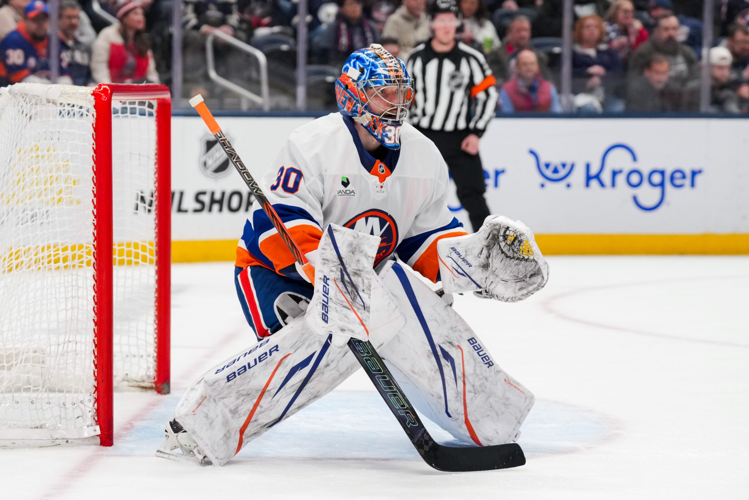 NHL季后赛关键战：企鹅岛人巅峰对决，谁能抢占先机？