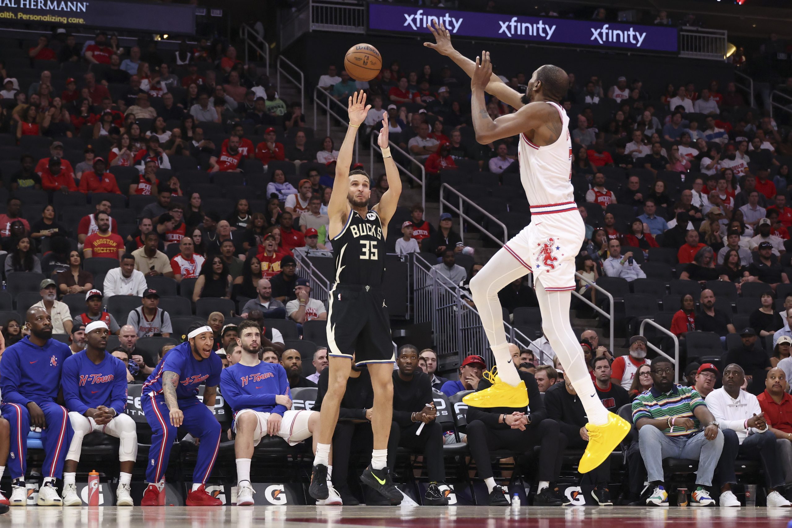 NBA焦点：灰熊客战雄鹿，季后赛边缘的生死对决！