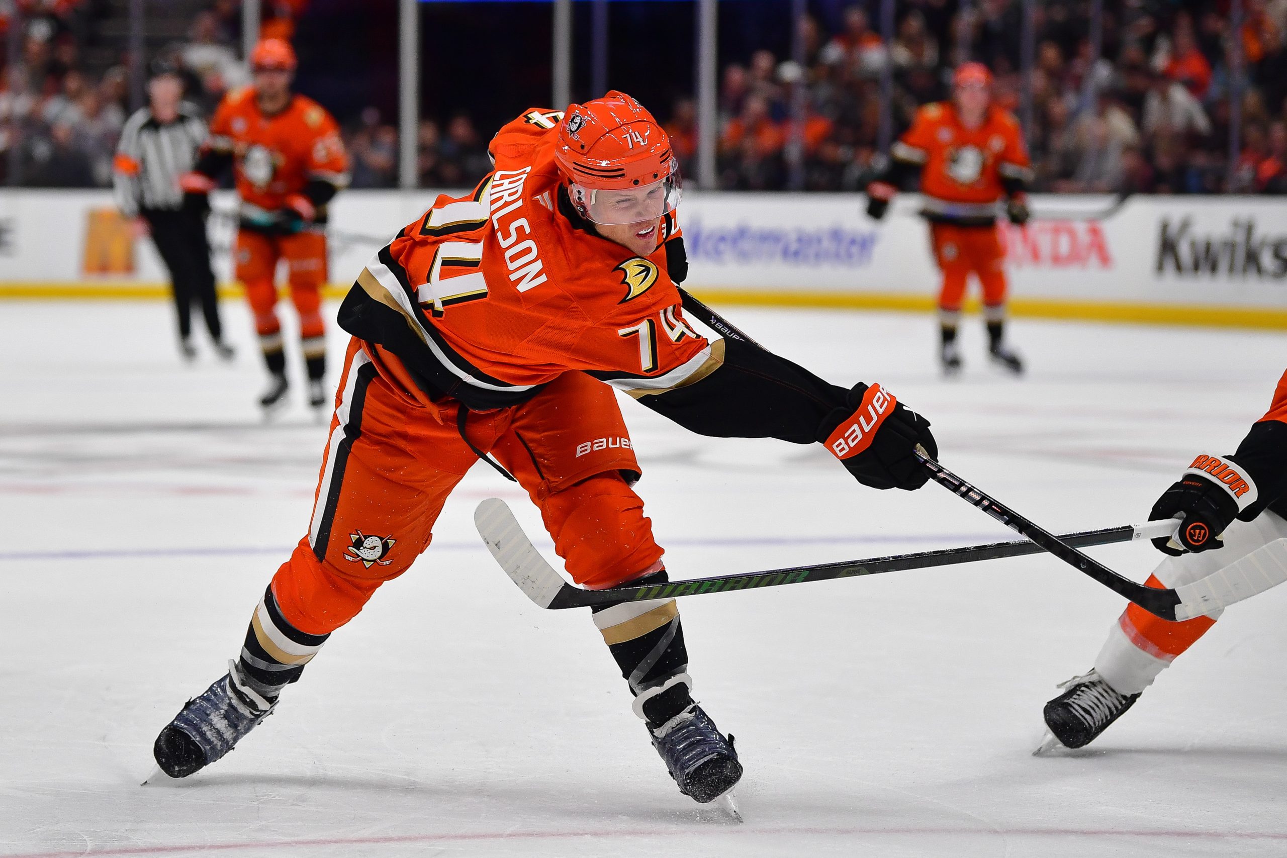 NHL冰球前瞻：阿纳海姆鸭队主场迎战纳什维尔掠夺者，谁能破局？