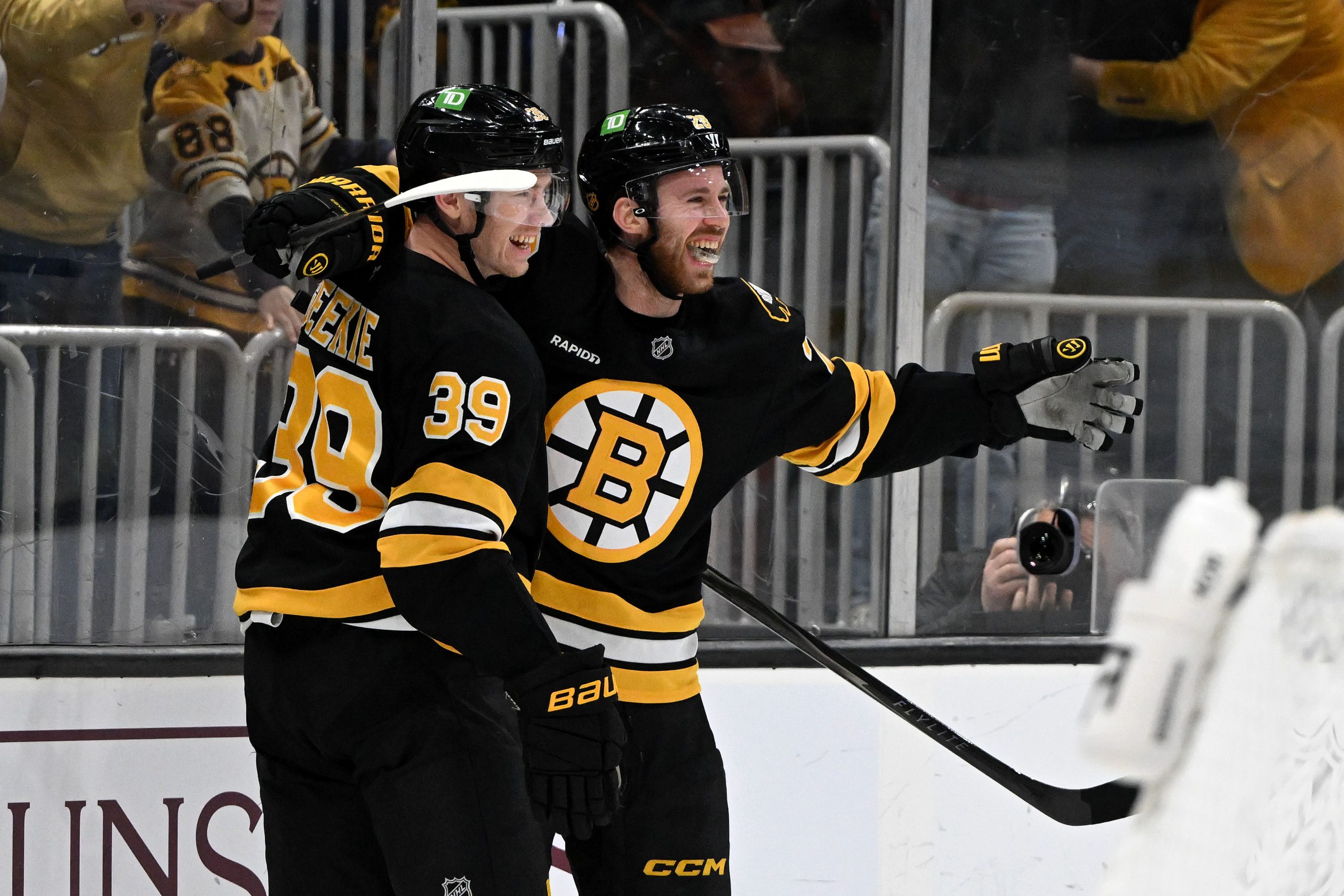 NHL焦点战：闪电客场挑战棕熊，季后赛席位之争谁主沉浮？