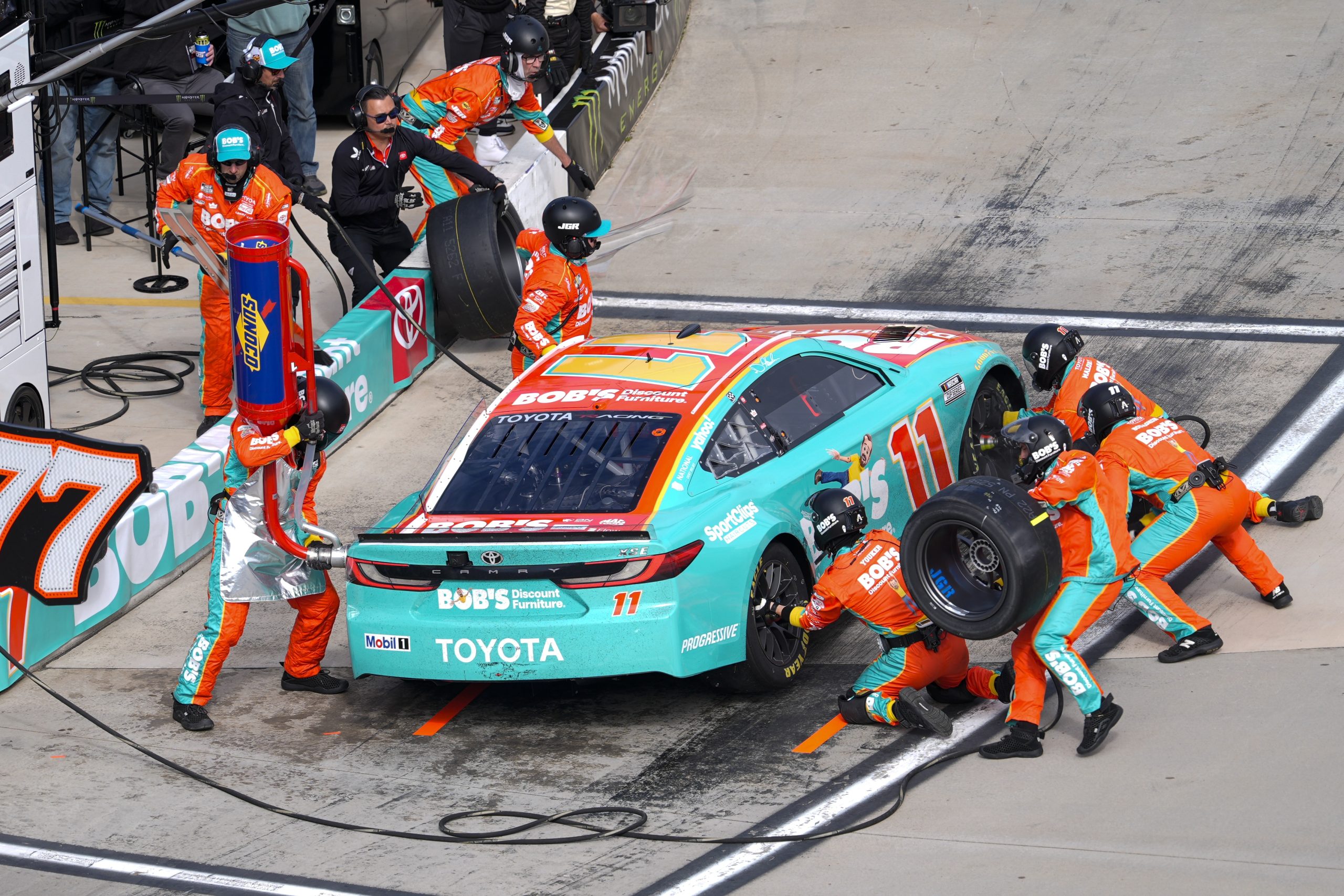 NASCAR布里斯托尔500：疯狂赛道上的博弈与机会