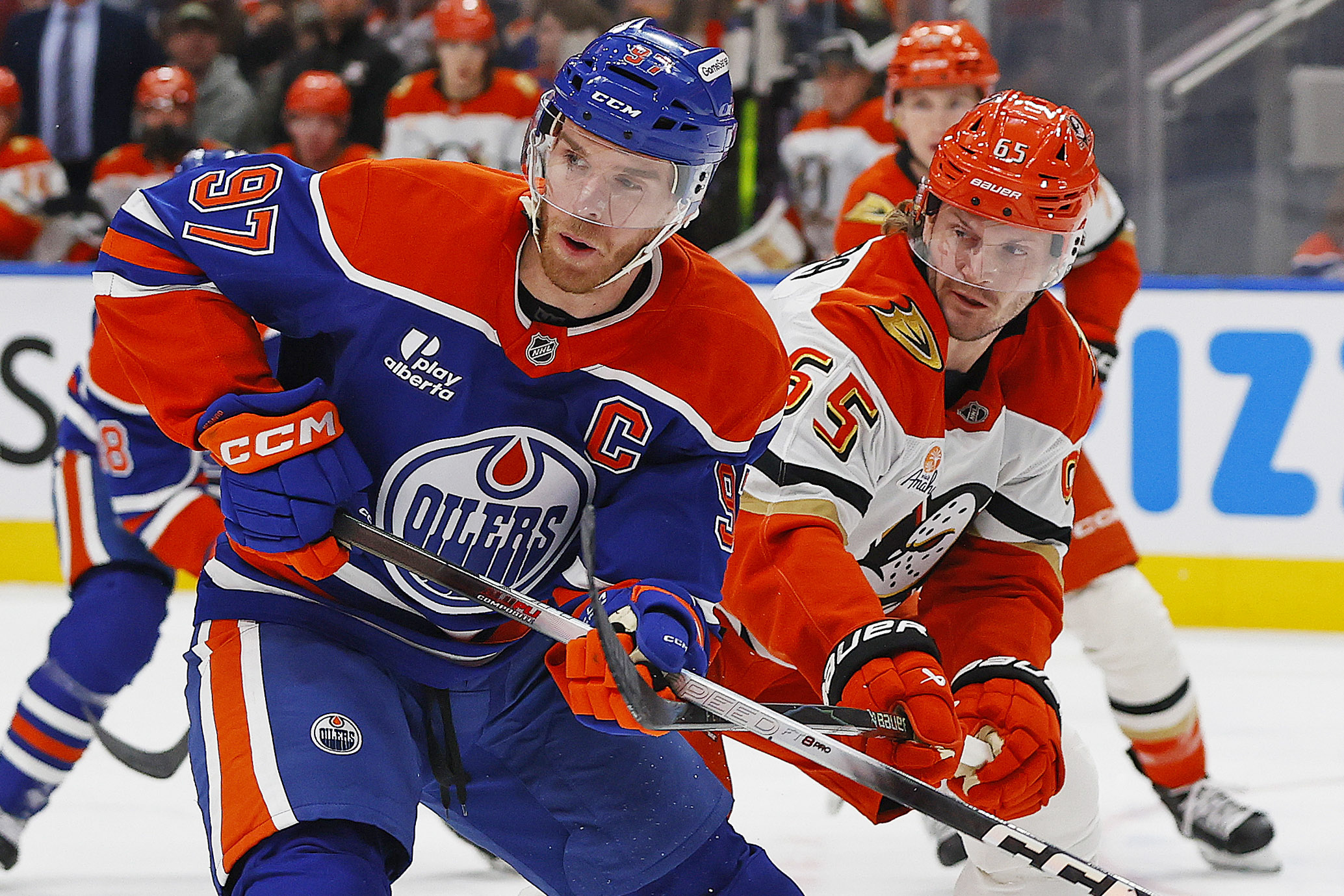 NHL季后赛首轮：油人vs鸭子恩怨局，伤病阴影笼罩麦克戴维德