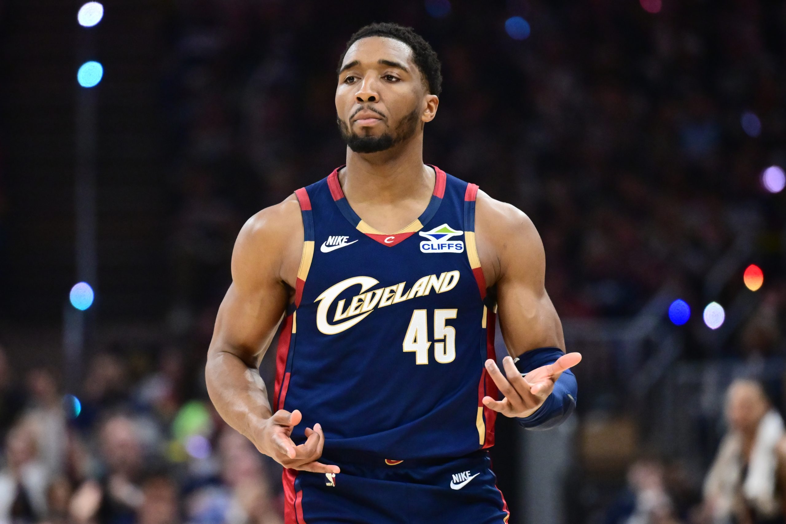 NBA季后赛：猛龙vs骑士G2前瞻，米切尔与巴雷特数据深度解析