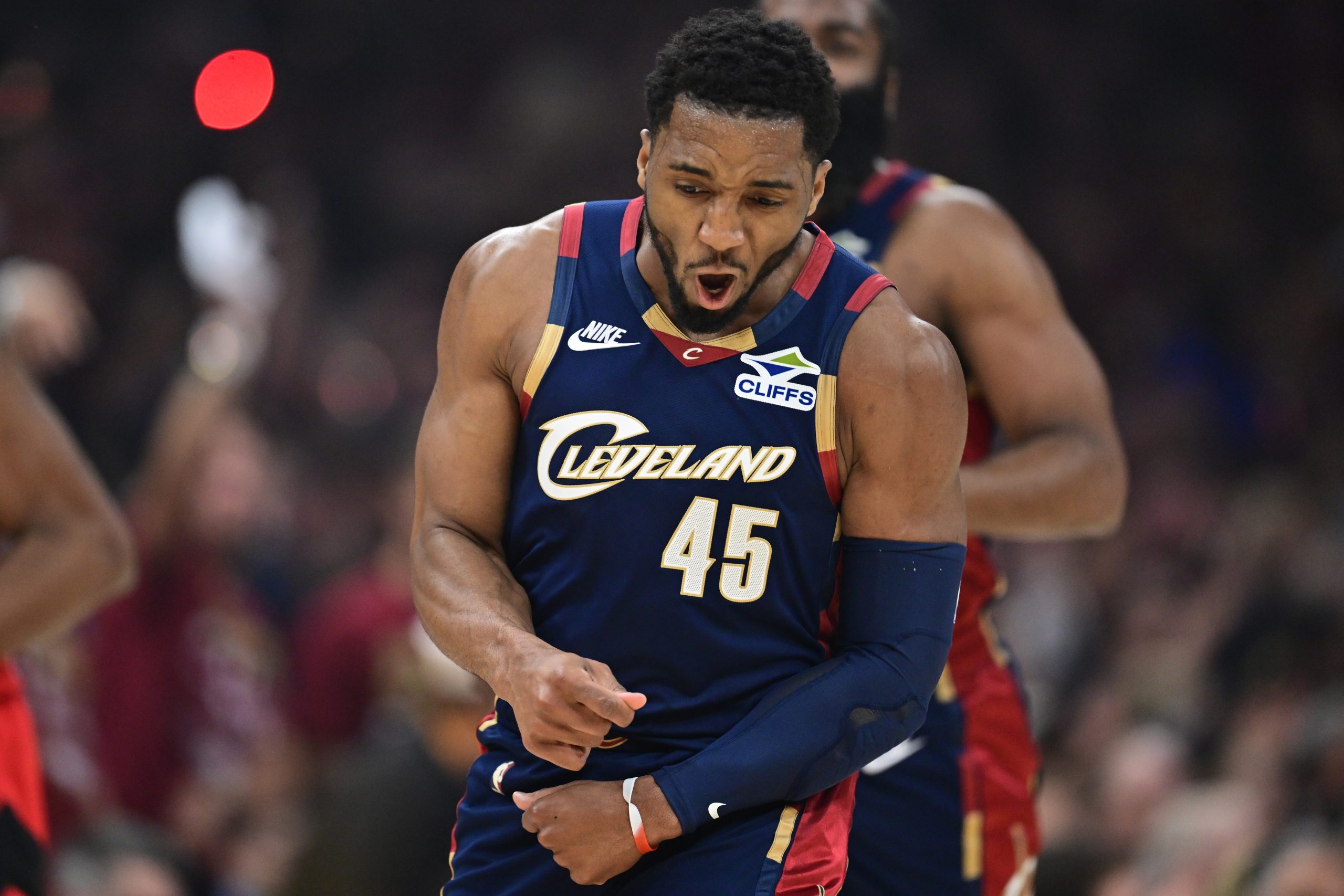 NBA季后赛G3前瞻：骑士猛龙对决，米切尔巴雷特能否继续爆发？