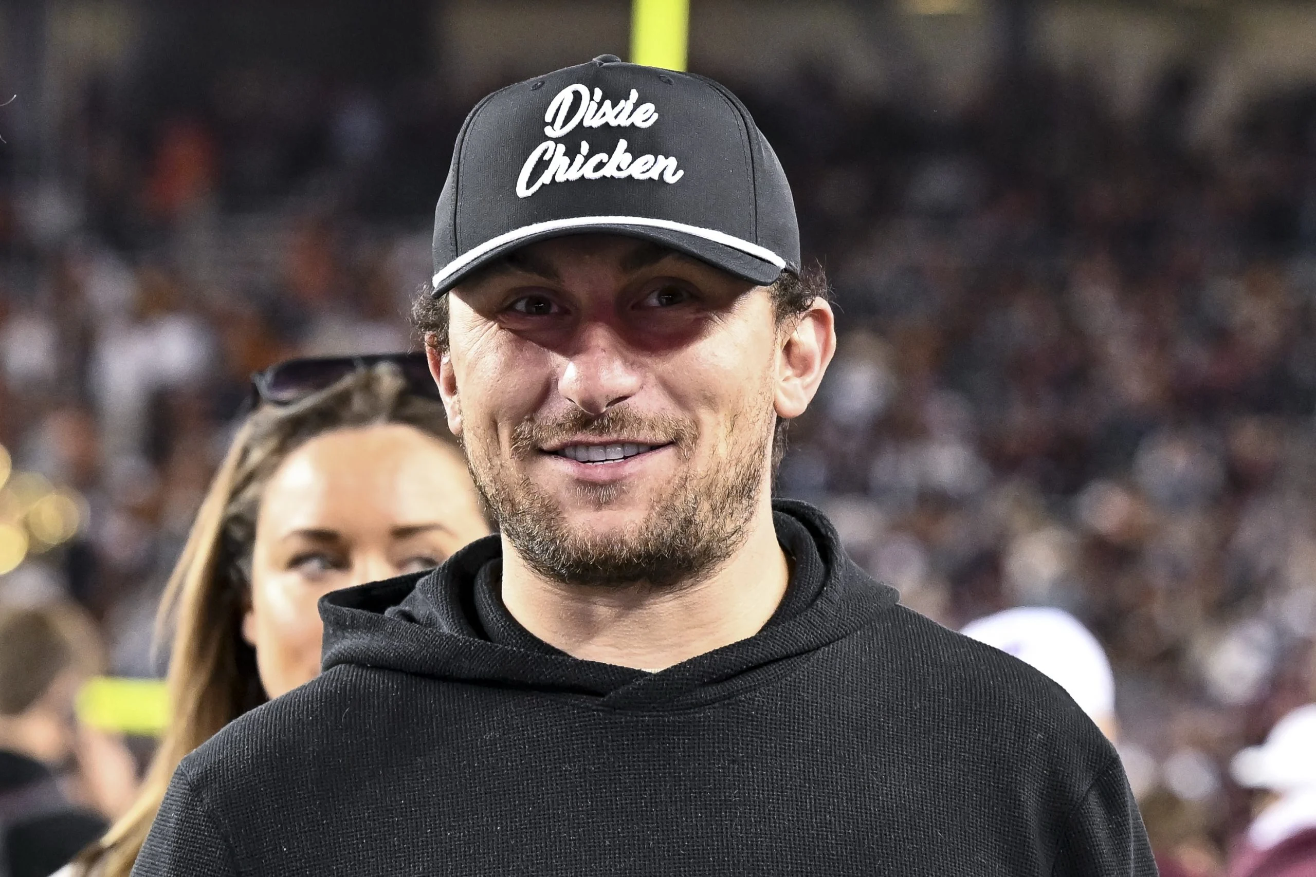 曼泽尔VS梅纳里：前NFL球星跨界格斗，赔率分析与投注指南