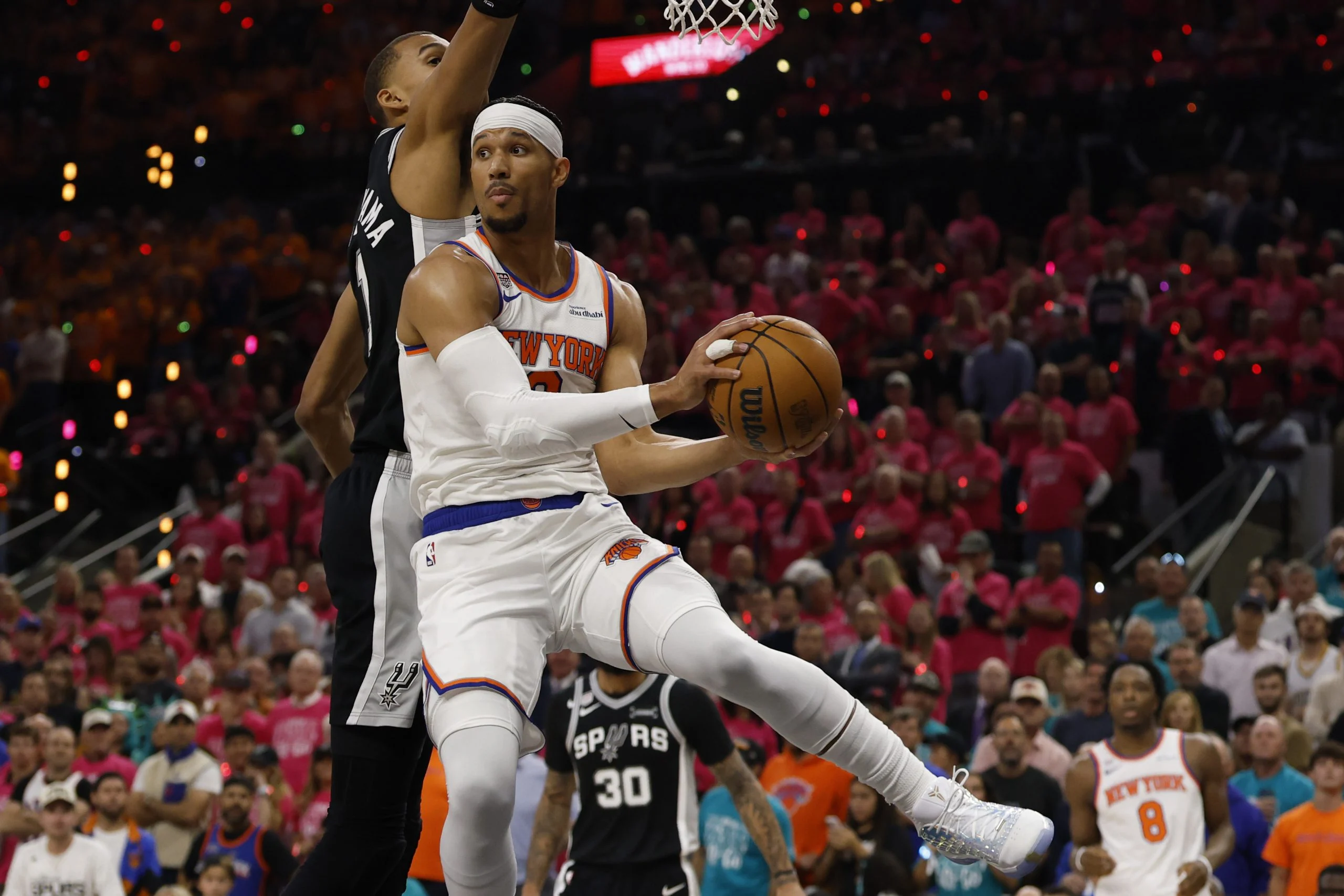 NBA总决赛G2：尼克斯VS马刺，哈特篮板爆发，福克斯得分陷泥潭