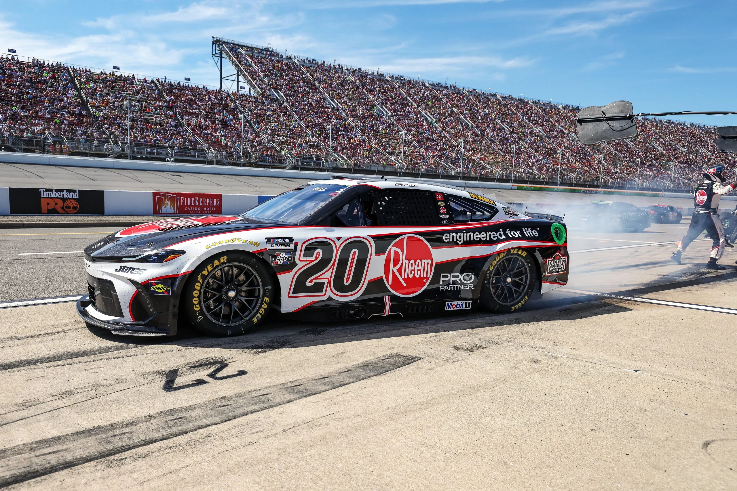 NASCAR DFS深度解析:巧搭阵容,锁定“窗世界450”高收益 NASCAR DFS深度解析:巧搭阵容,锁定“窗世界450”高收益
