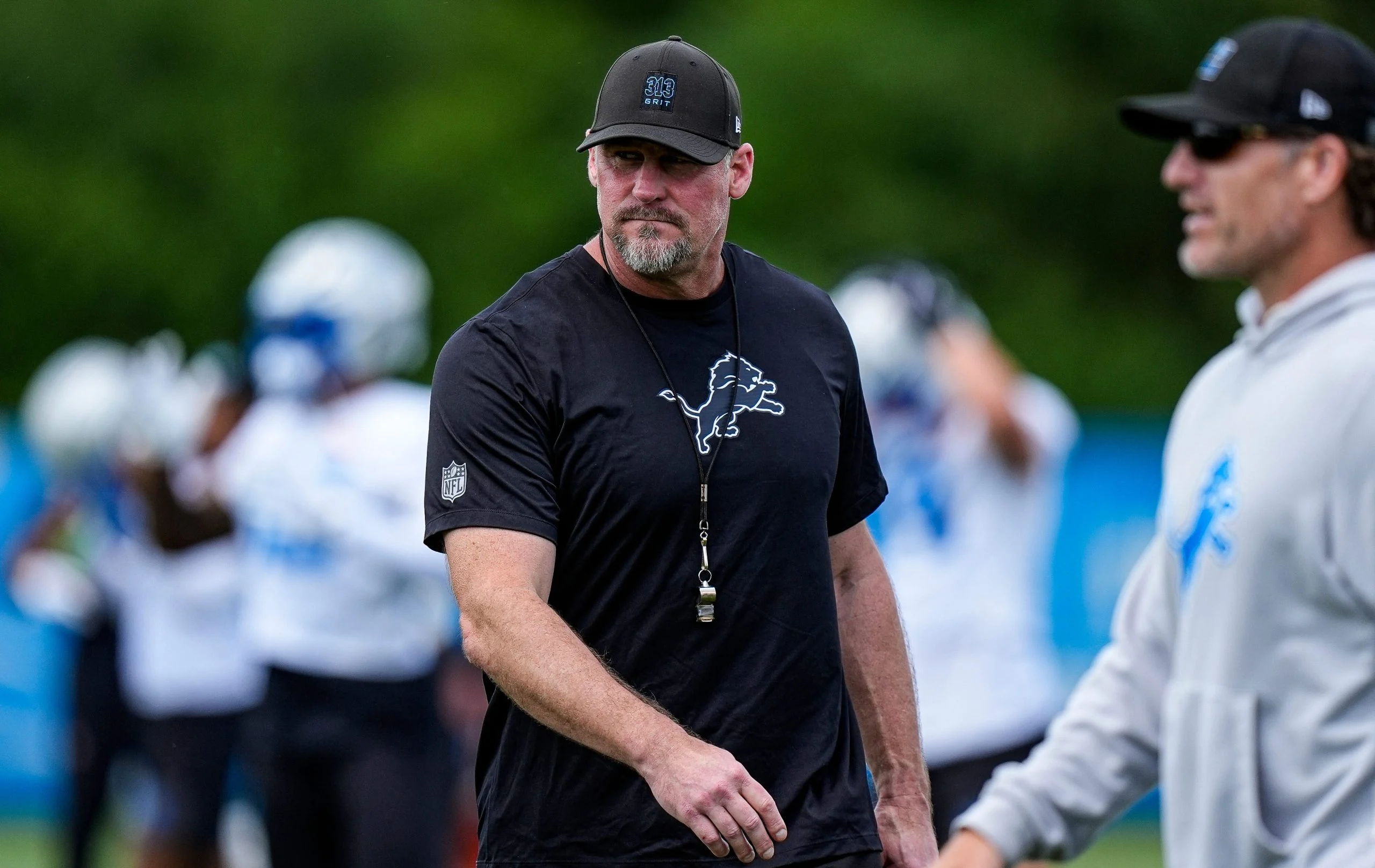 NFL季前赛：指挥官vs雄狮深度分析，总分小球成焦点