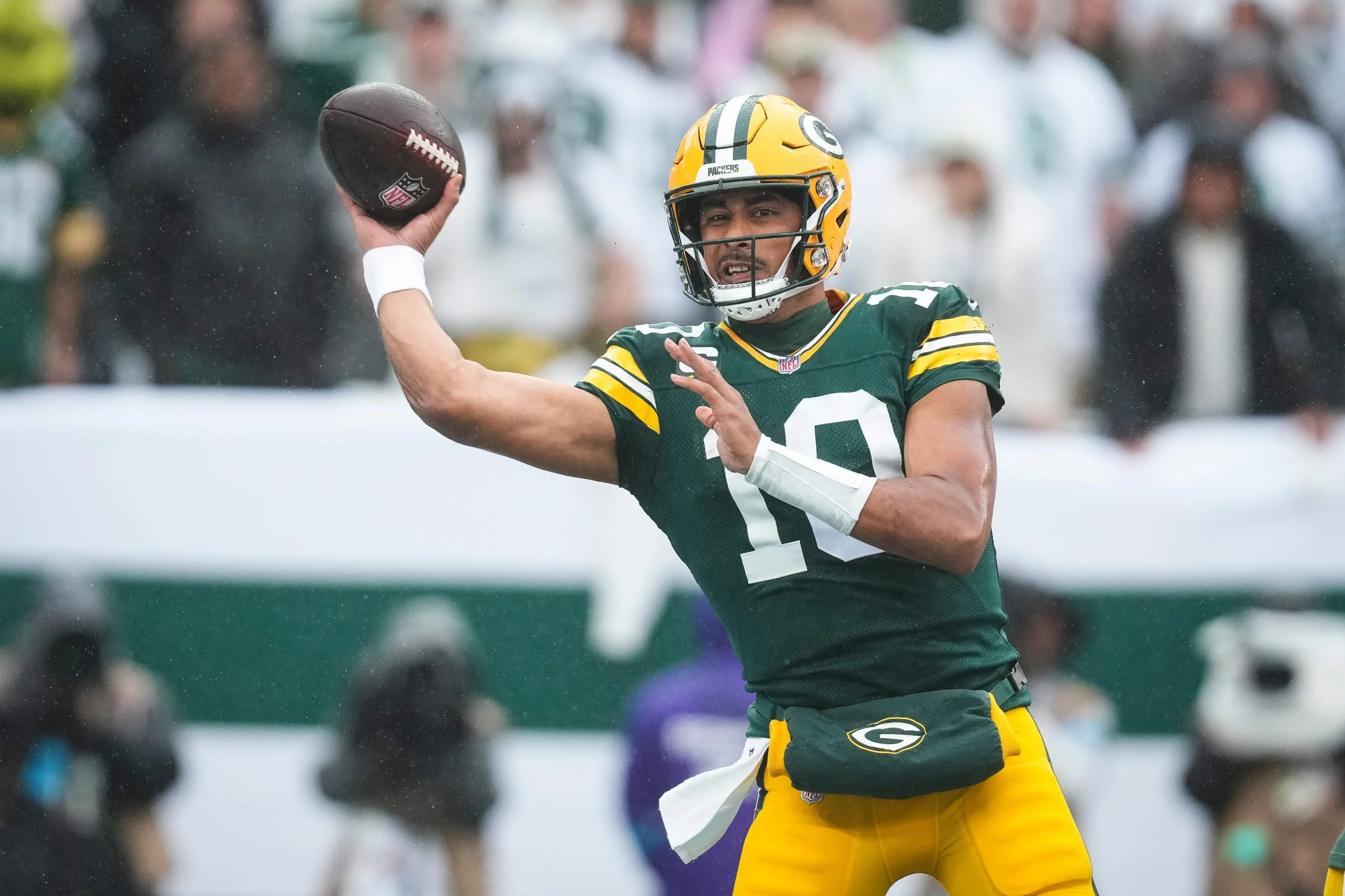 NFL周四夜赛:猎鹰VS包装工深度分析,专家预测与投注指南 NFL周四夜赛:猎鹰VS包装工深度分析,专家预测与投注指南
