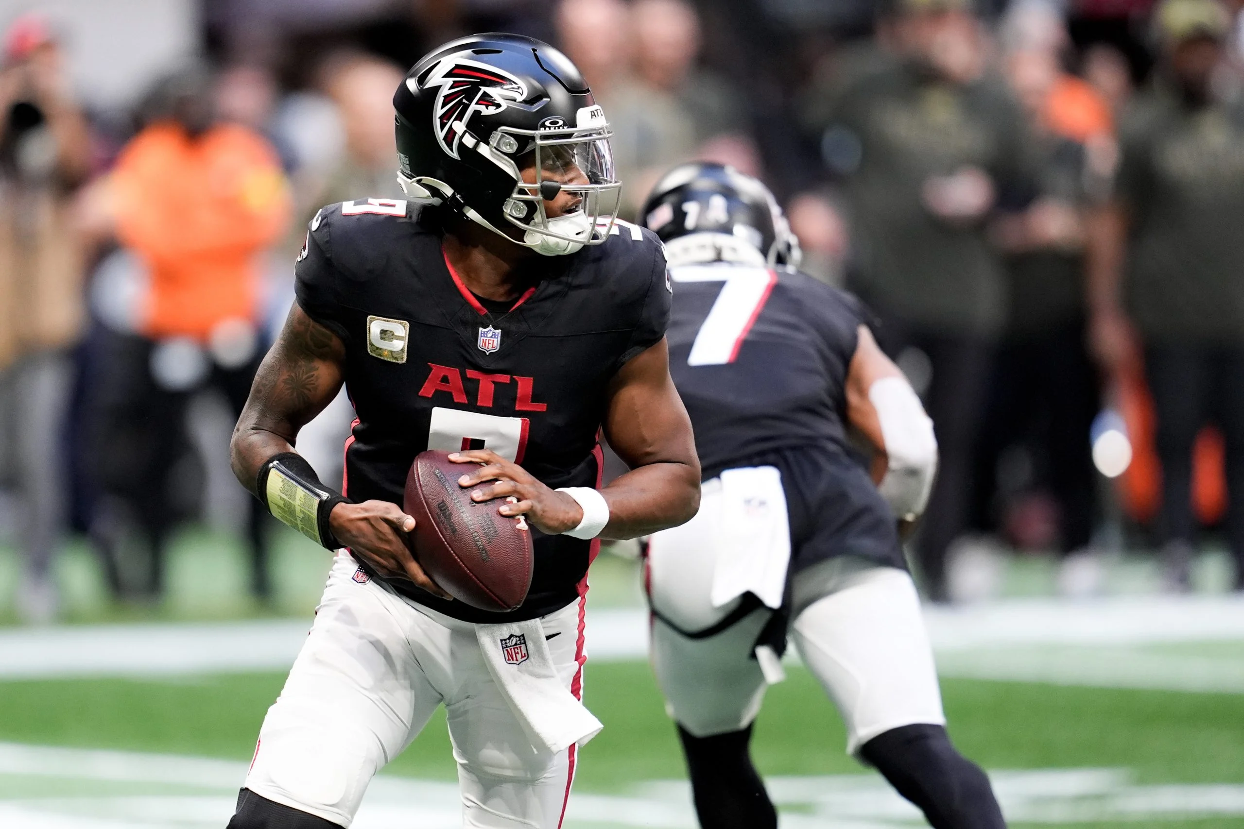 NFL周四夜赛:猎鹰客战包装工,伤病潮深度解析与投注策略 NFL周四夜赛:猎鹰客战包装工,伤病潮深度解析与投注策略