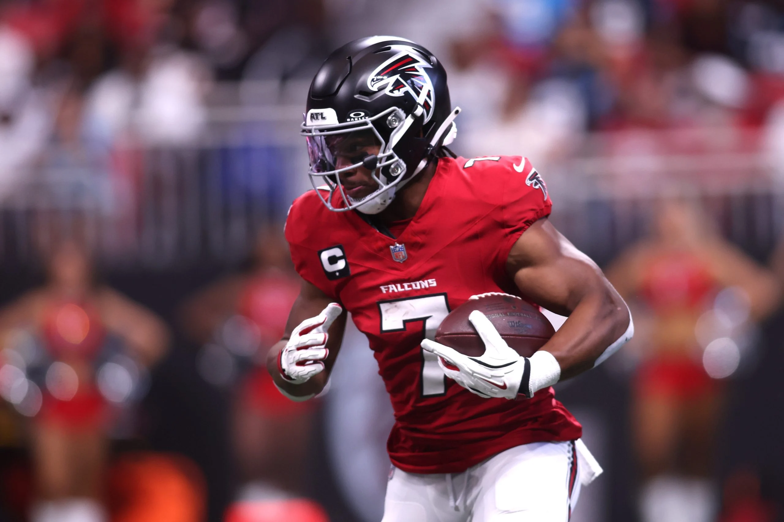 NFL周四夜赛:猎鹰VS包装工深度分析与投注策略 NFL周四夜赛:猎鹰VS包装工深度分析与投注策略