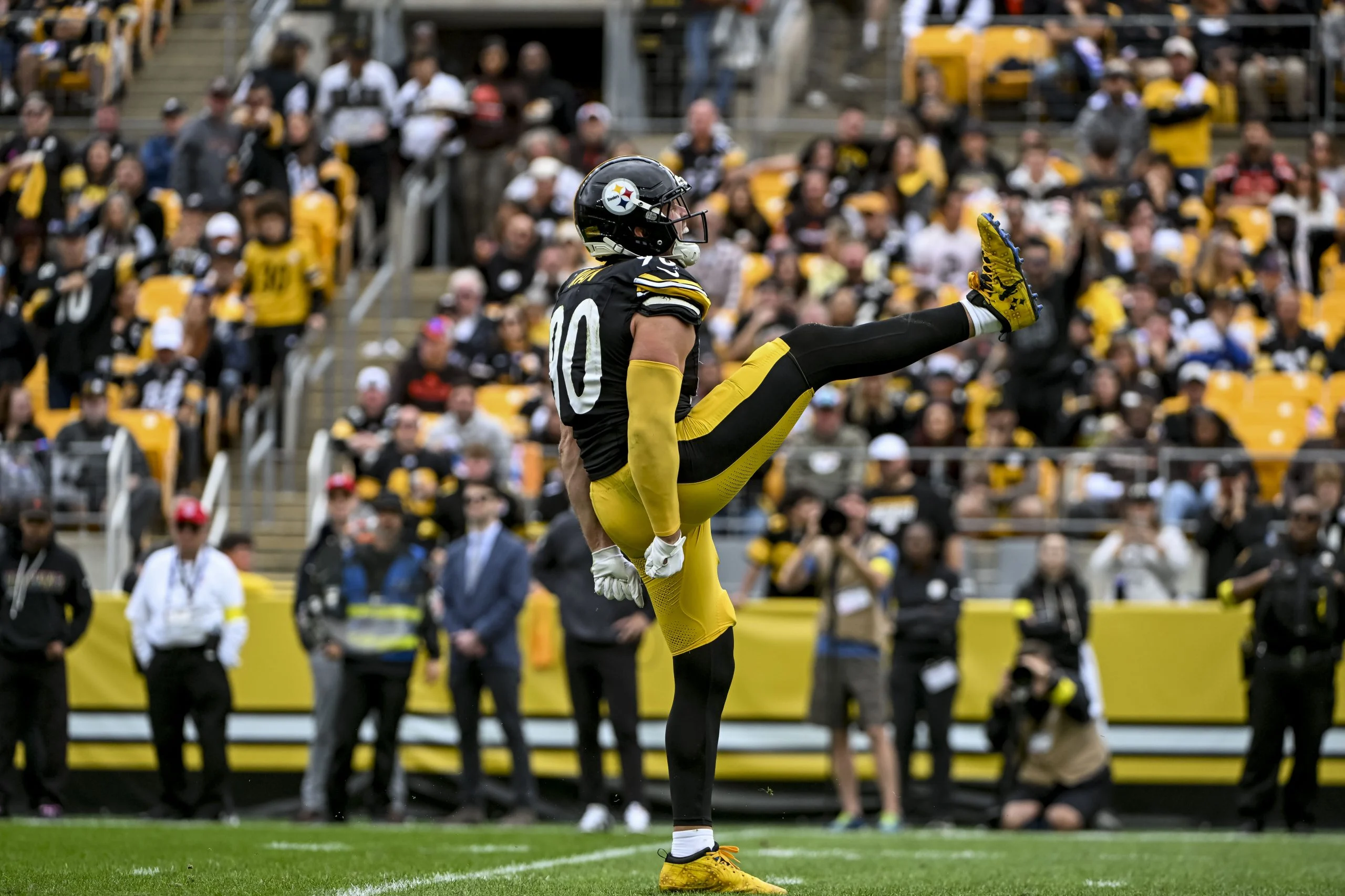 NFL周四夜赛:钢人客场挑战棕熊,低分防守战一触即发! NFL周四夜赛:钢人客场挑战棕熊,低分防守战一触即发!