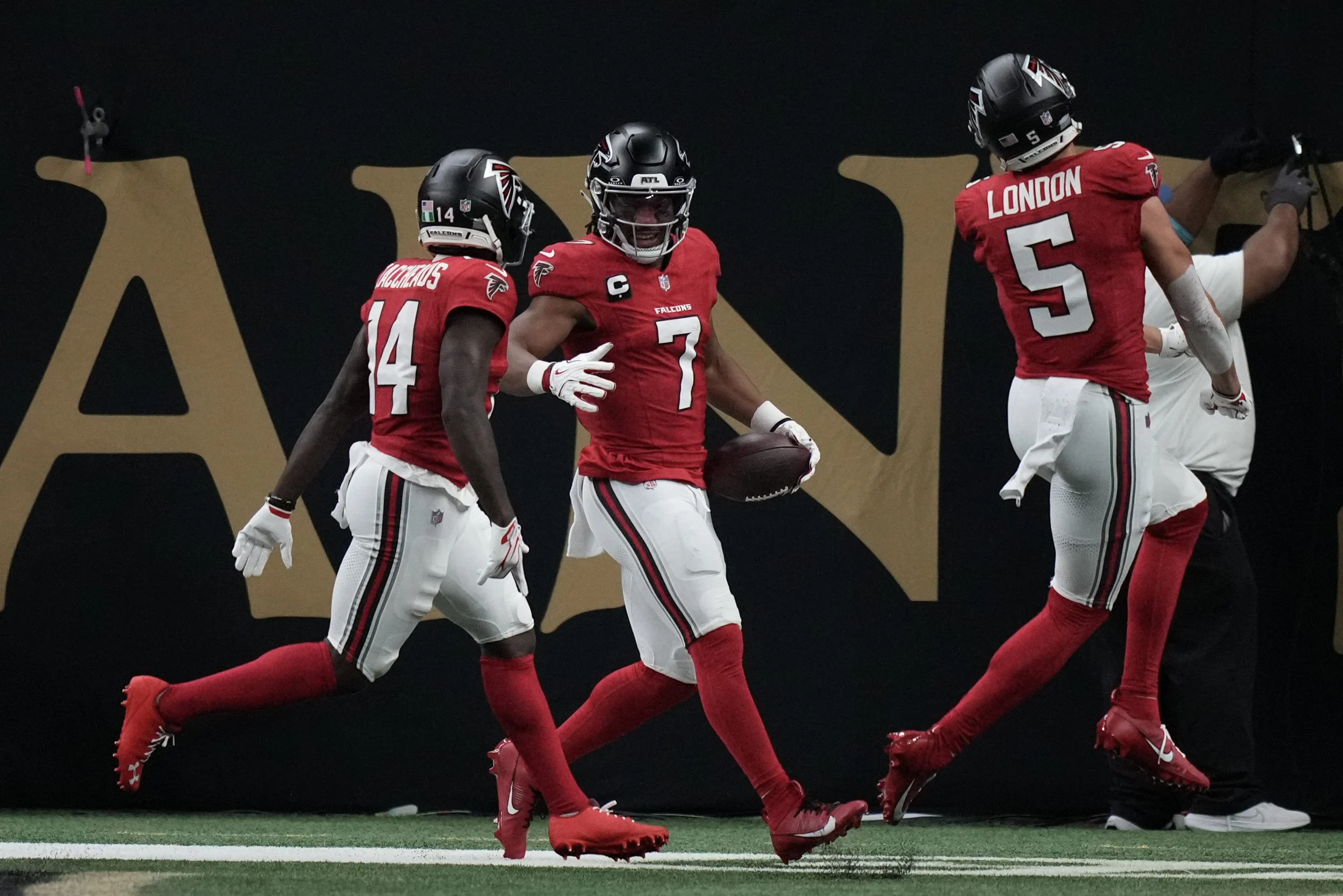 NFL周日夜赛:杰克逊伤停,猎鹰主场能否擒下乌鸦?深度分析与投注指南 NFL周日夜赛:杰克逊伤停,猎鹰主场能否擒下乌鸦?深度分析与投注指南