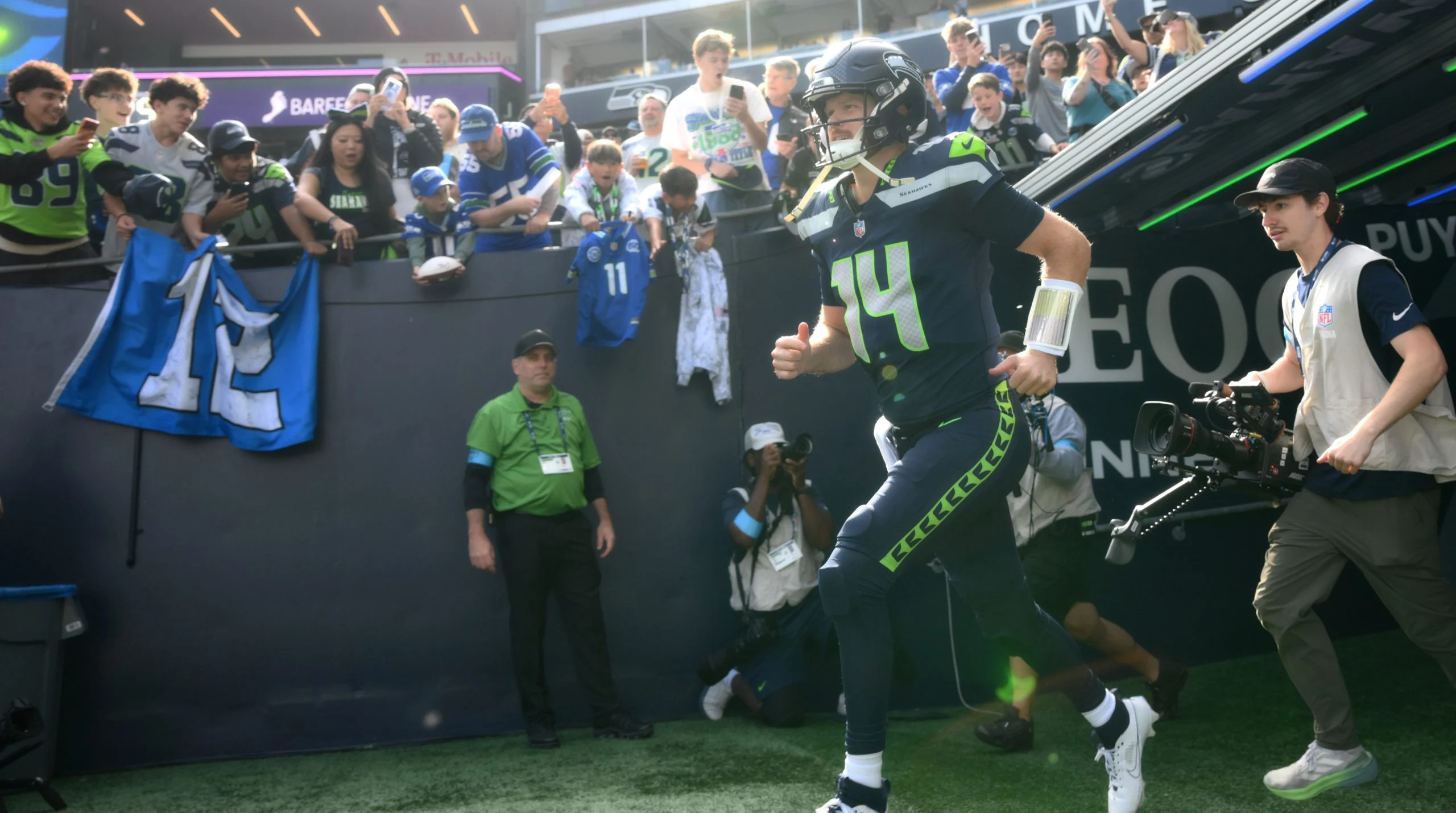 NFL周四夜赛:海鹰客场挑战野马,攻防大战深度解析! NFL周四夜赛:海鹰客场挑战野马,攻防大战深度解析!