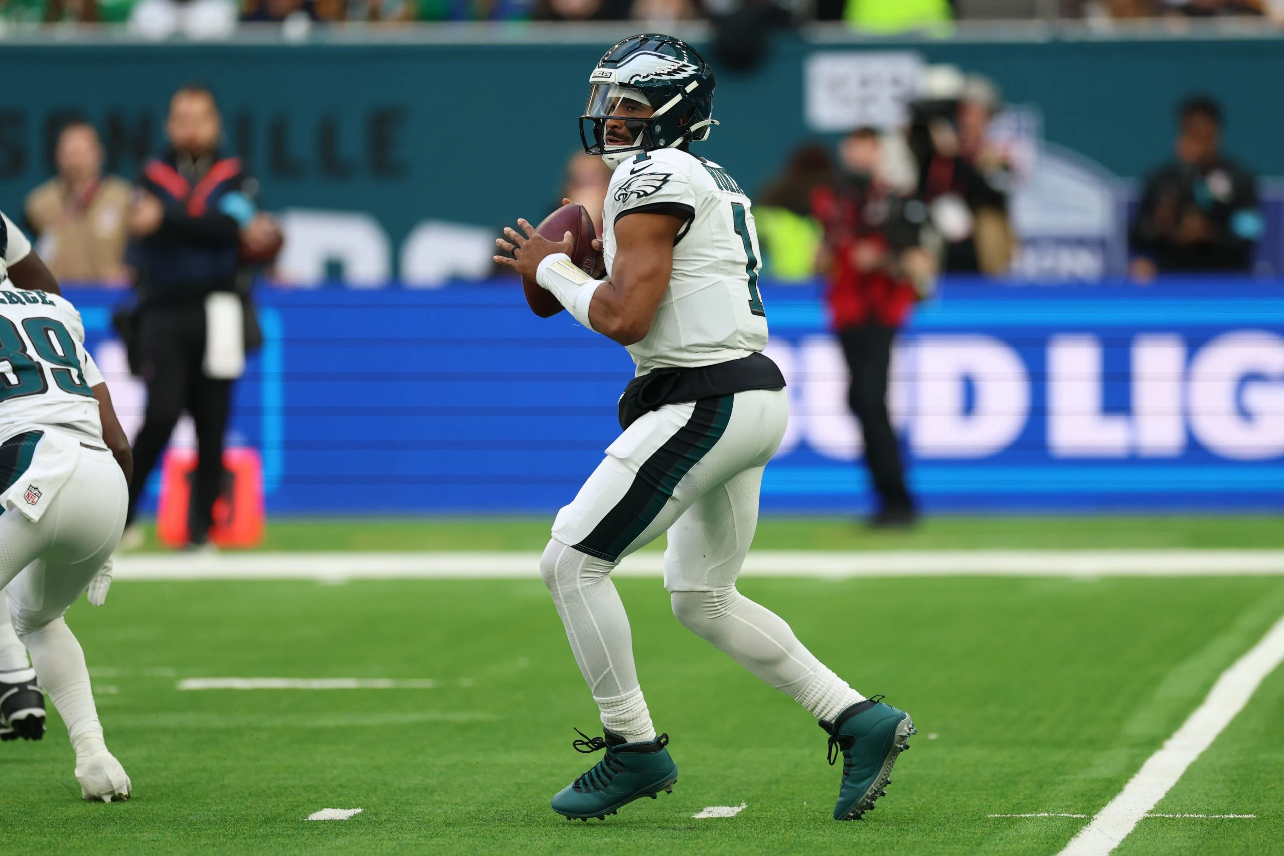 NFL第六周盘口异动深度解析:伤病、资金流与精明投注 NFL第六周盘口异动深度解析:伤病、资金流与精明投注