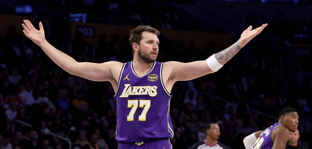 NBA战报:东契奇42分詹姆斯创纪录,西部季后赛格局震荡 NBA战报:东契奇42分詹姆斯创纪录,西部季后赛格局震荡