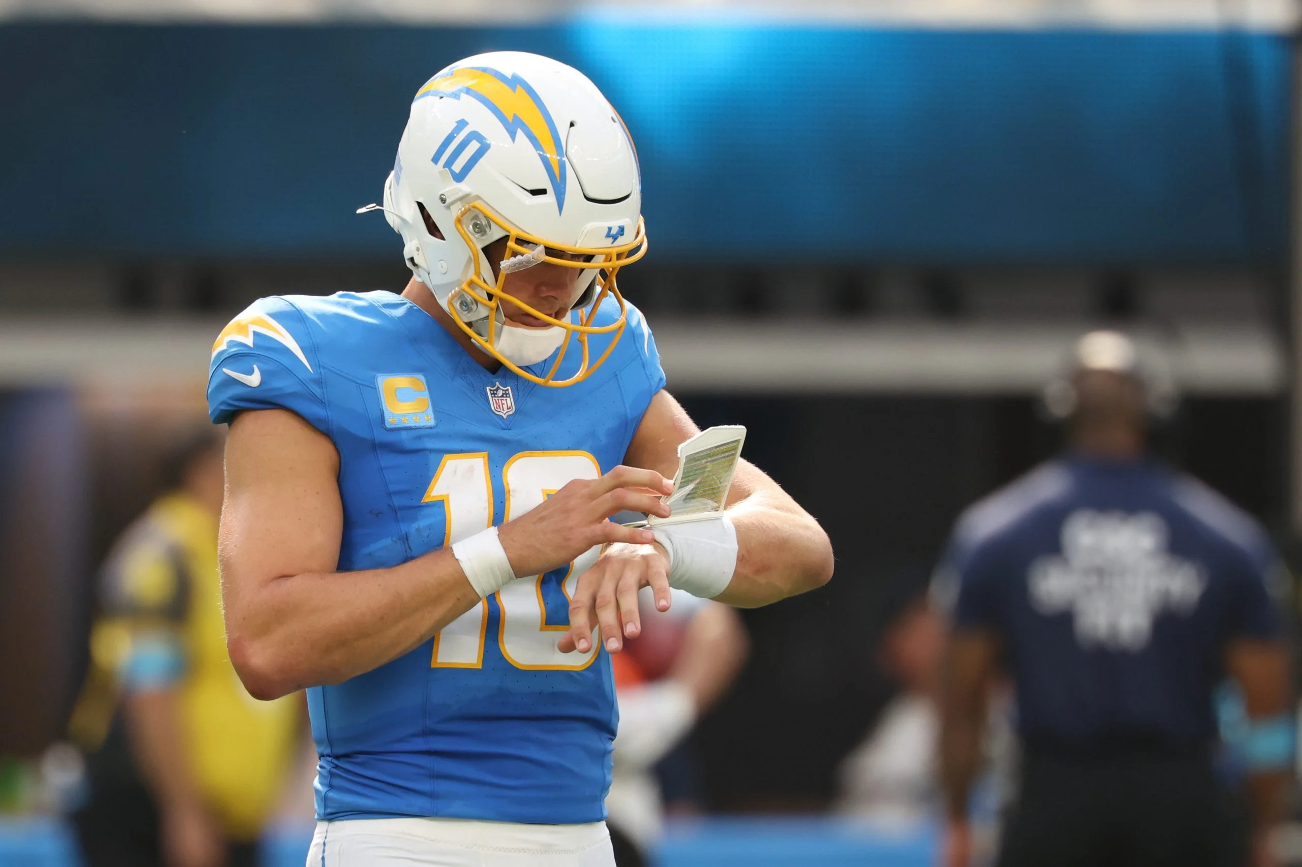NFL周2焦点战:突袭者vs闪电,专家深度解析球员数据,精准预测! NFL周2焦点战:突袭者vs闪电,专家深度解析球员数据,精准预测!
