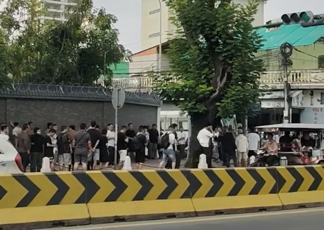 柬埔寨打击诈骗园区,大批中国人排队求助回国 柬埔寨打击诈骗园区,大批中国人排队求助回国