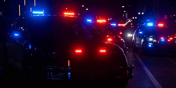 圣何塞警方突袭非法赌窝，两名嫌犯落网并查获大量赃物