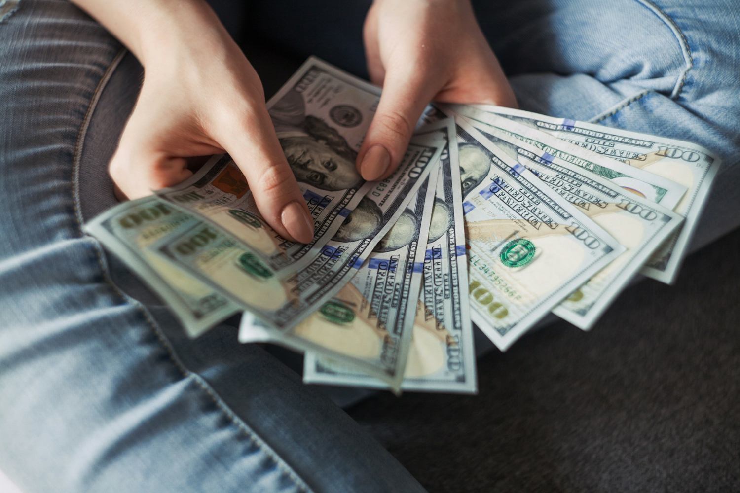 UFC拳手收入揭秘:底薪、奖金与巨星效应 UFC拳手收入揭秘:底薪、奖金与巨星效应