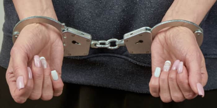 女会计挪用公款超10万，十年缓刑附带严苛条件