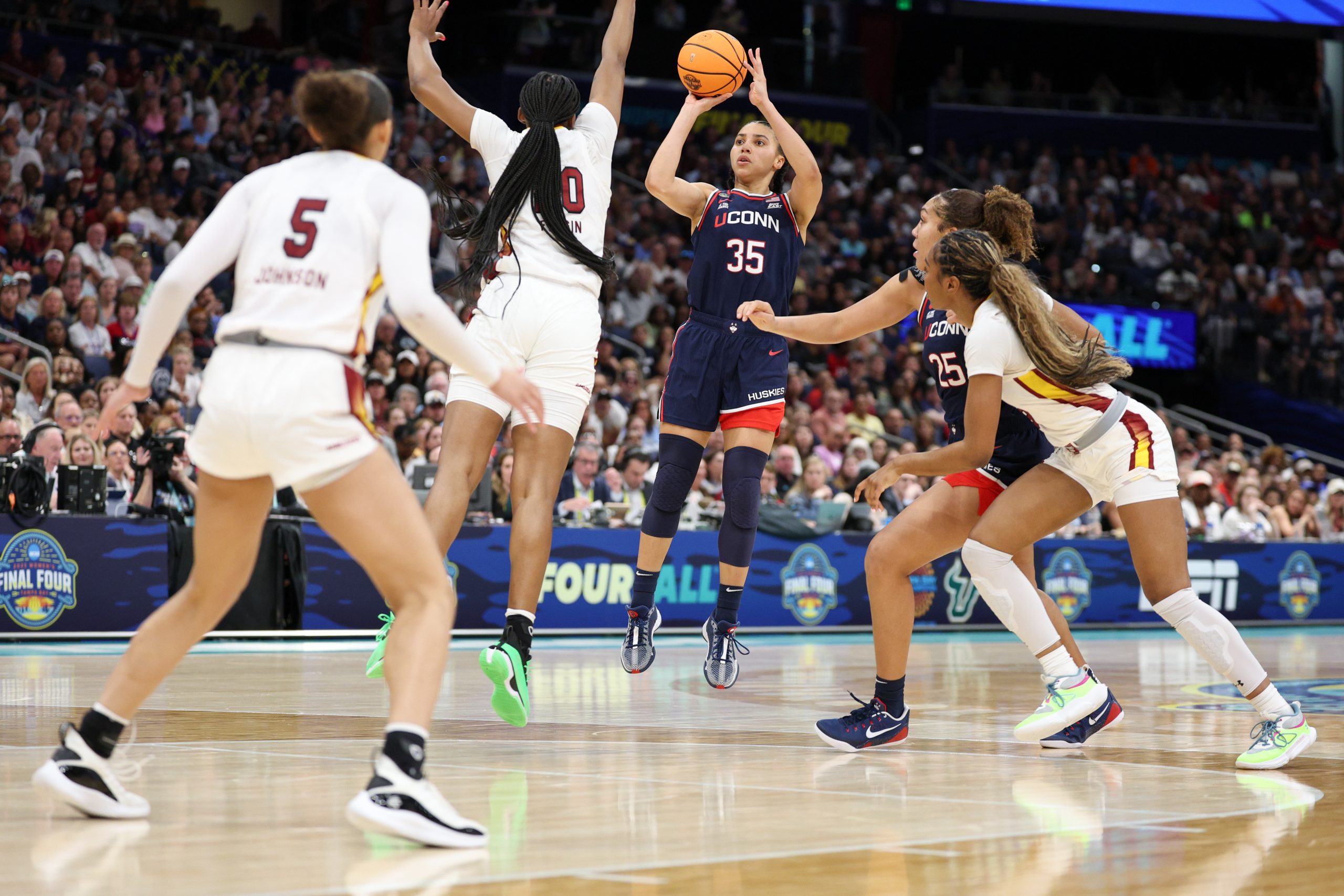 NCAA女篮最终四强：康涅狄格再战南卡，冠军重演赔率深度解析