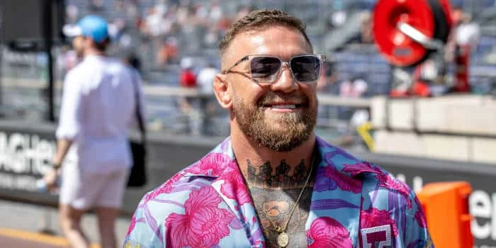 康纳·麦格雷戈UFC 329闪电伤退：十字韧带疑云再起，回归战梦碎