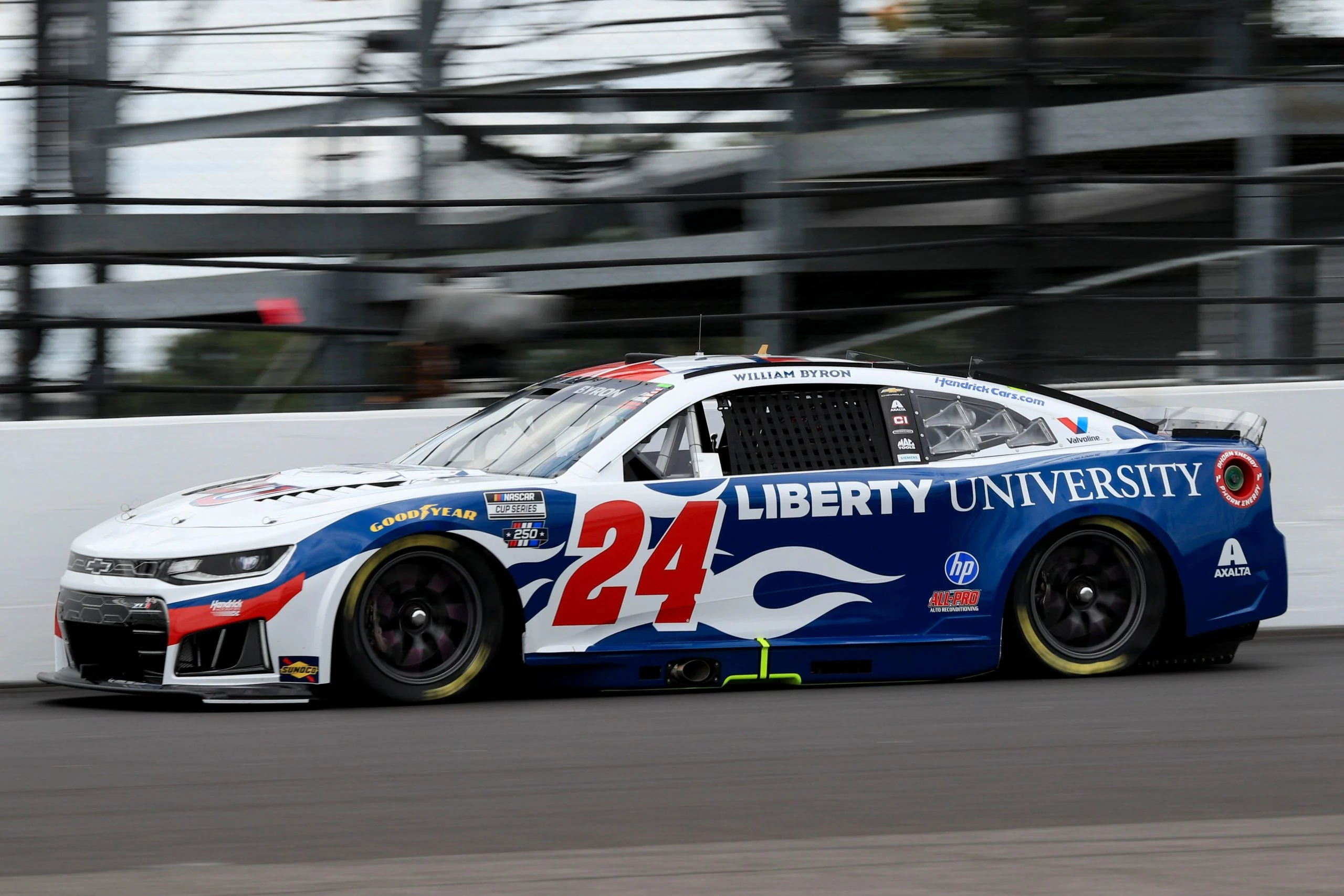 NASCAR新罕布什尔站：杆位下的隐忧与三场头对头对决深度解析